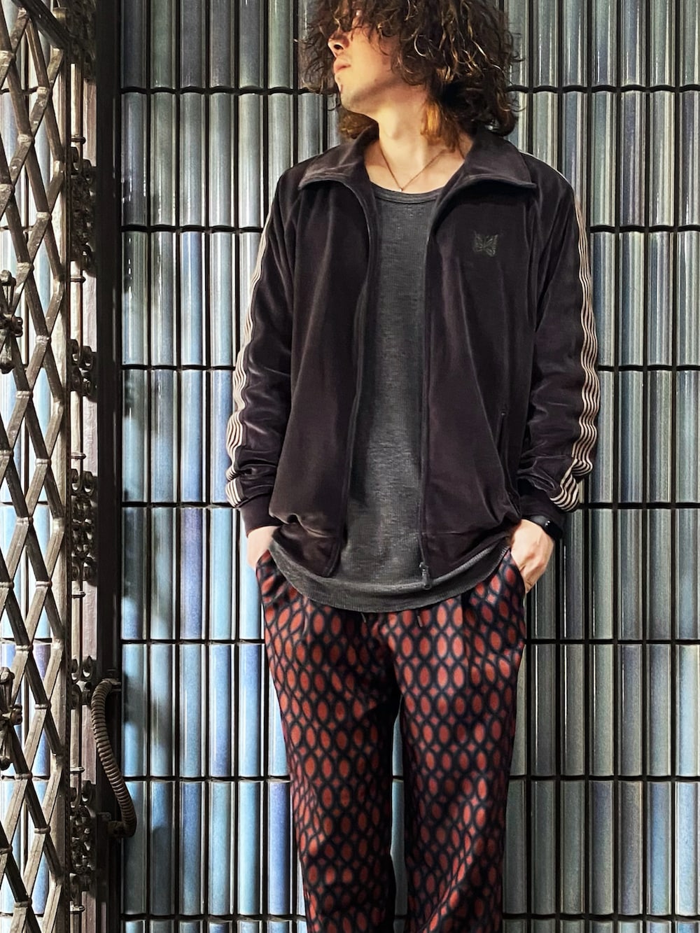 グレー系のジャージ、グレー系のTシャツ/カットソー、レッド系のその他パンツを着用したメンズの春コーディネートの2枚目の写真