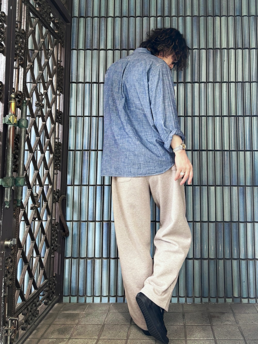 ブルー系のシャツ/ブラウス、ベージュ系のスウェットパンツ、ブラック系のローファーを着用したメンズの夏コーディネートの4枚目の写真