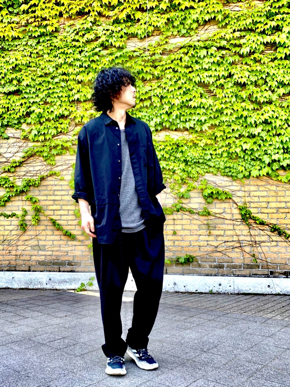 「plusj、プラスJ、ユニクロ+J、+J、ユニクロユー、ユニクロU、UNIQLO U、UNIQLO+J、オールブラック、ワントーンコーデ、スウェットギャザーパンツ、スーピマコットンオーバーサイズシャツ、シャツスタイル、シャツ好き集まれ、オーバーサイズシャツ」｜「UNIQLOのスーピマコットン オーバーサイズシャツ(長袖)（シャツ/ブラウス、ブラック系）」を使った、KEITA(ΦωΦ)さん（メンズ・182cm）の春コーディネートの2枚目の写真