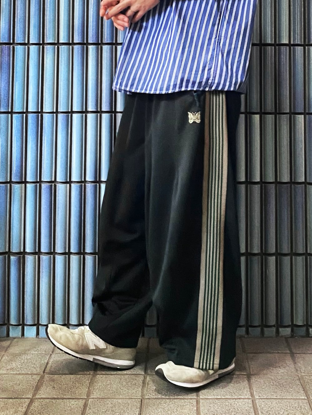 「ファッションを楽しもう、ストライプシャツ、ニードルズ、ニードルス、ニードルストラックパンツ、NEEDLES、needles トラックパンツ、Needles ニードルズ、trackpants、トラックパンツ、ラインパンツ、ヒザデルパンツ、ヒザデルトラック、ロンドンストライプ、スポーツミックス」｜「UNIQLOのエクストラファインコットンブロードストライプシャツ（レギュラーカラー・長袖）（シャツ/ブラウス、ブルー系）」を使った、KEITA(ΦωΦ)さん（メンズ・182cm）の秋コーディネートの3枚目の写真