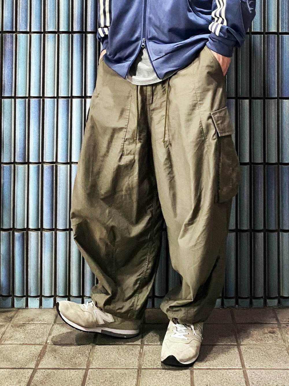 ブルー系のジャージ、グレー系のTシャツ/カットソー、グリーン系のカーゴパンツを着用したメンズの春コーディネートの3枚目の写真