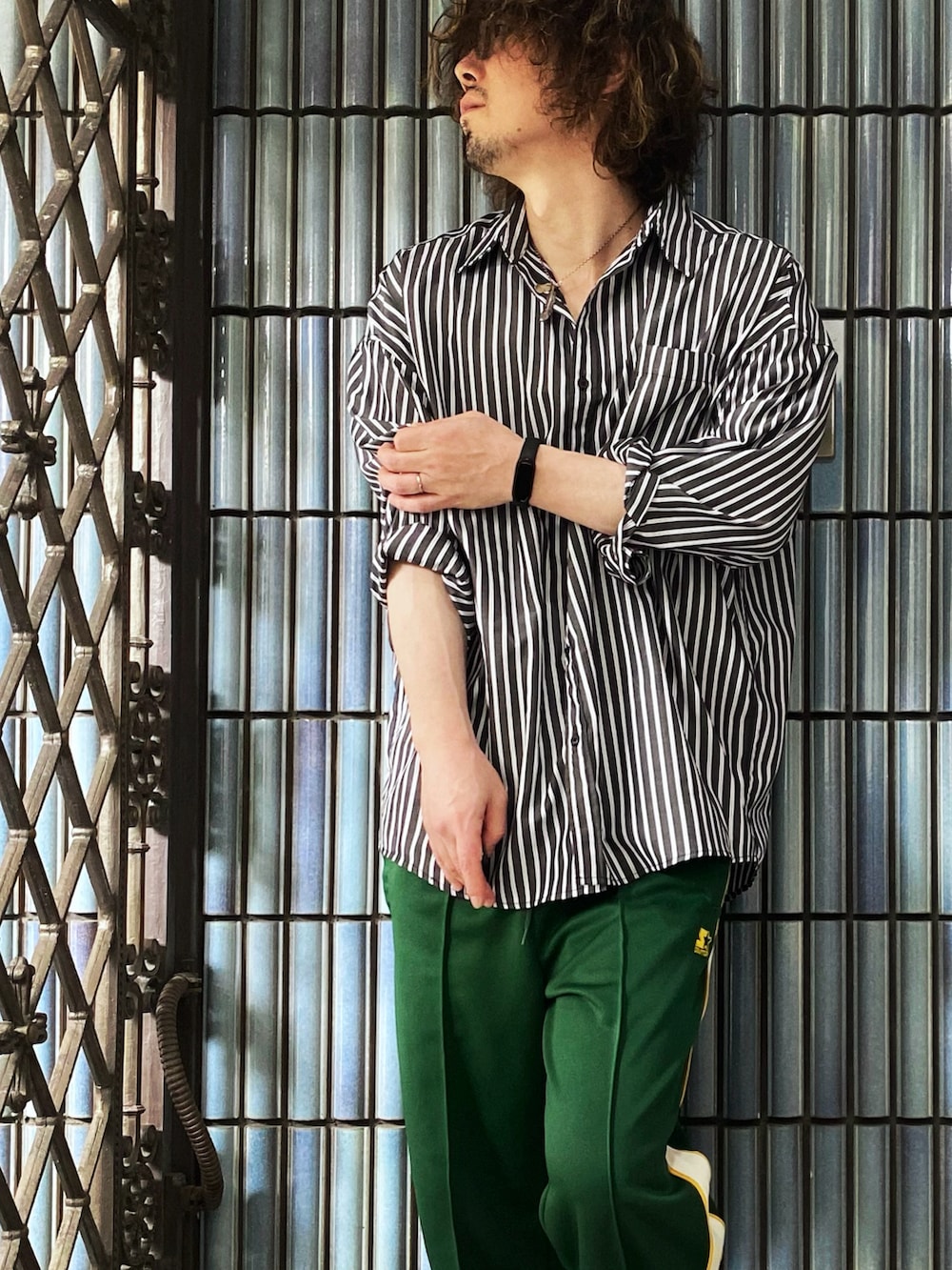 「ストライプシャツ、プチプラ、プチプラコーデ、デートコーデ、デート、トラックパンツ、starter、グリーンパンツ、緑、ジャージ、ジャージパンツ、シンプルコーデ、大人カジュアル、シャツスタイル、カジュアルコーデ」｜「NULLの【NULL】ストライプ＆無地 長袖シャツ（シャツ/ブラウス、ブラック系）」を使った、KEITA(ΦωΦ)さん（メンズ・182cm）の春コーディネートの2枚目の写真