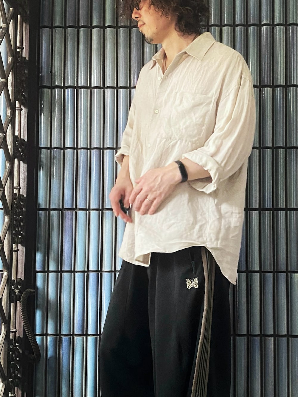 「アウトドアスタイル、秋っぽコーデ更新中、ヒザデルパンツ、ニードルス、ニードルズ、NEEDLES、needles トラックパンツ、ヒザデルトラック、リネンシャツ、フリークスストア、フリークスストア(FREAK'S STORE)、FREAK’S STORE、白シャツ、グリーンパンツ、シャツスタイル」|「FREAK'S STOREの▽Herdmans/ハードマンズ リネンビッグシャツ/ビッグシルエット シャツ(シャツ/ブラウス、ベージュ系)」を使った、KEITA(ΦωΦ)さん(メンズ・182cm)の秋コーディネートの2枚目の写真