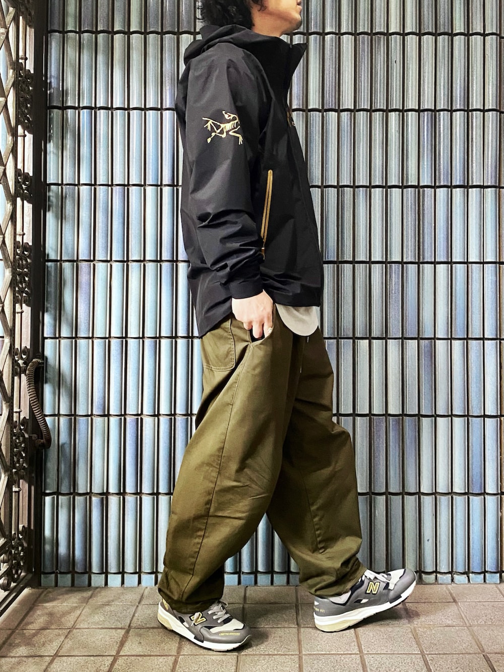 「アークテリクス、ARC'TERYX、Zeta SL、BETA SL、マウンテンパーカー、マウンテンライトジャケット、マウンテンジャケット、ジョンブル、ジョンブル プライベート ラボ(Johnbull Private labo)、Johnbull Private labo、johnbull、雨の日コーデ、雨の日、未来のWEARISTAプロジェクト、バルーンパンツ」|「ARC'TERYXのARC’TERYX × BEAMS / 別注 Zeta SL Jacket(ナイロンジャケット、ブラック系)」を使った、KEITA(ΦωΦ)さん(メンズ・182cm)の秋コーディネートの4枚目の写真