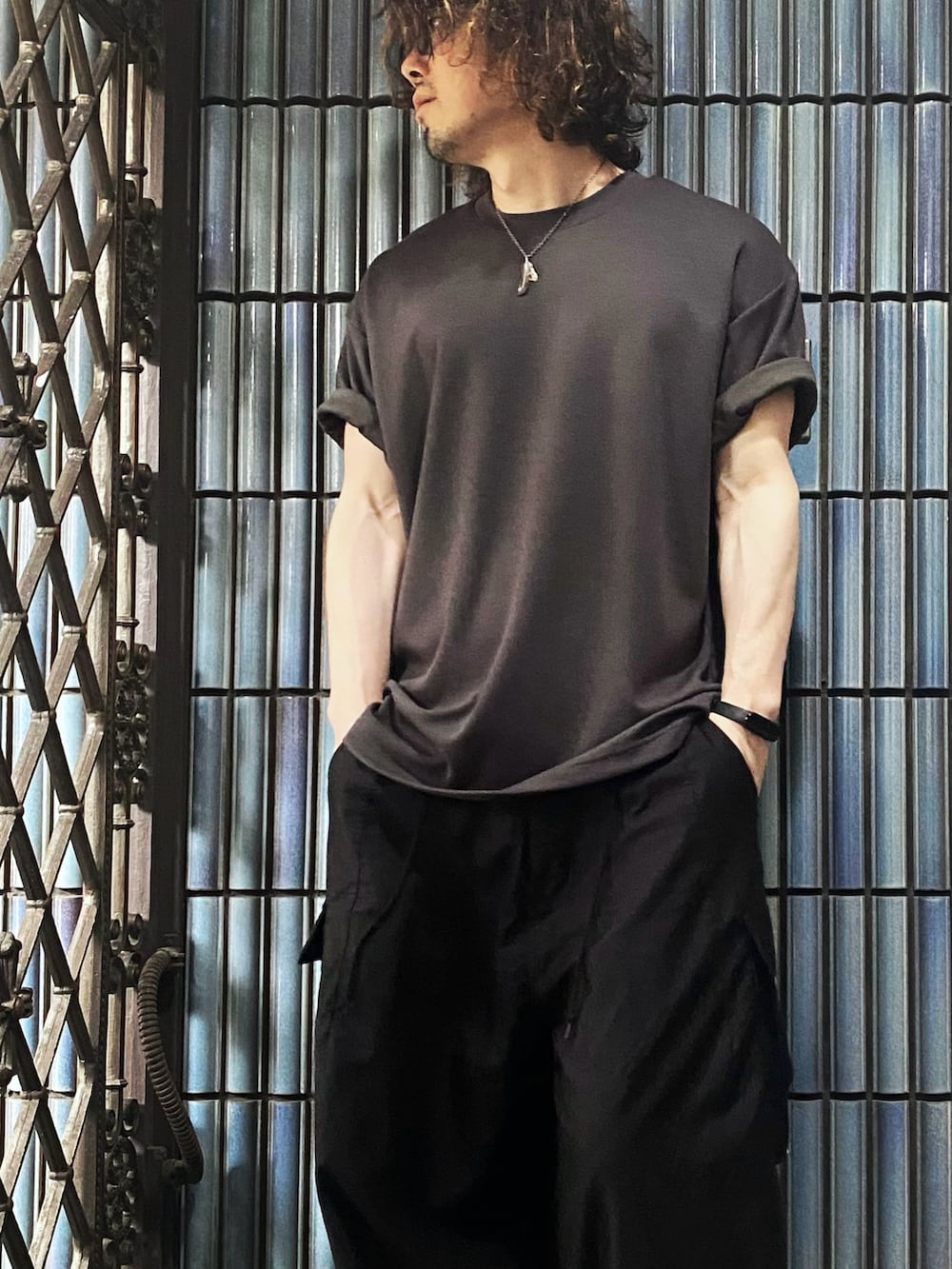 「プチプラ、夏コーデ、無地T、無地Tシャツ、trial、NEEDLES、ニードルス、ニードルズ、ヒザデルパンツ、カーゴパンツ、カーゴパンツコーデ、モノトーンコーデ、パックTシャツ、パックT、シンプルコーデ」｜「Needlesのアイテム（カーゴパンツ、ブラック系）」を使った、KEITA(ΦωΦ)さん（メンズ・182cm）の夏コーディネートの2枚目の写真