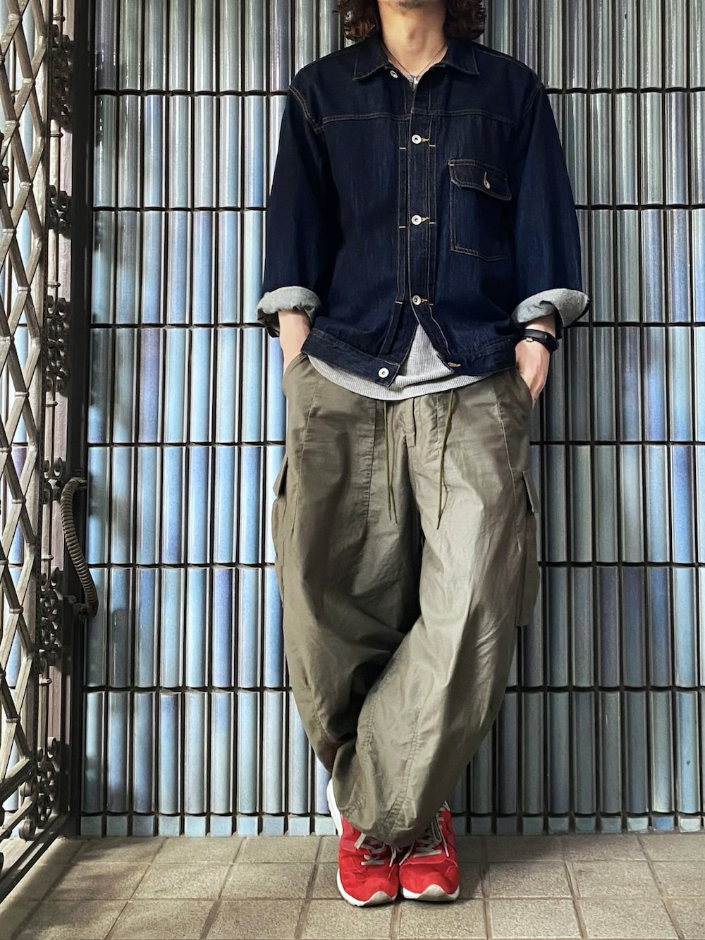 「ジージャン、Gジャン、デニムジャケット、アダムエロペ(ADAM ET ROPE')、ニードルズ、ニードルス、ヒザデルパンツ、カーゴパンツ、赤スニーカー、ミリタリーパンツ、アメカジ、アメカジコーデ、ワイドカーゴパンツ、パラシュートパンツ、バルーンパンツ」|「ADAM ET ROPE'の【コットンUSA】ビッグシルエット ドライタッチ デニムジャケット/UNISEX(デニムジャケット、ブルー系)」を使った、KEITA(ΦωΦ)さん(メンズ・182cm)の春コーディネートの4枚目の写真