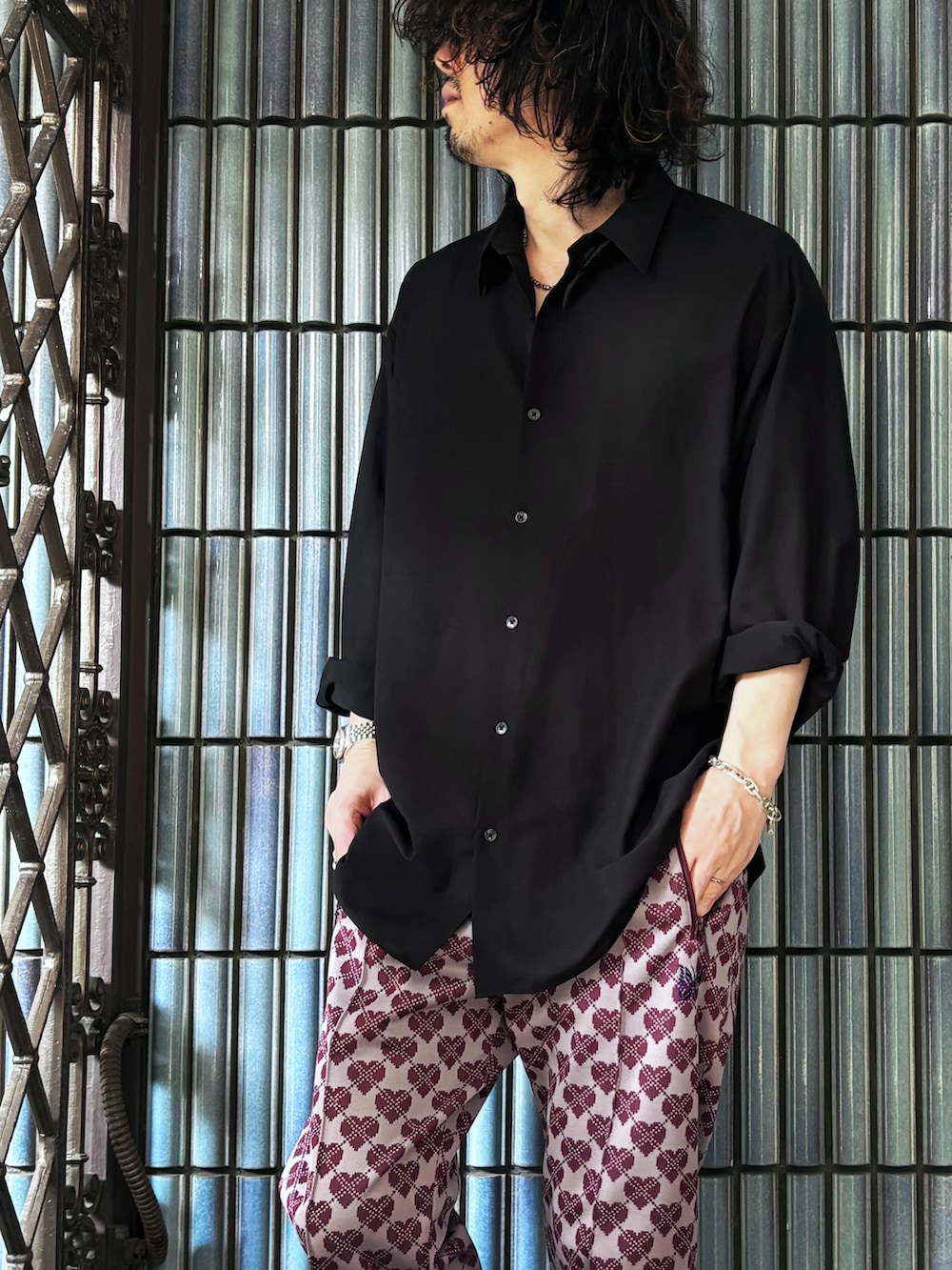 ブラック系のサンダル、ブラック系のシャツ/ブラウス、ピンク系のその他パンツを着用したメンズの夏コーディネートの2枚目の写真