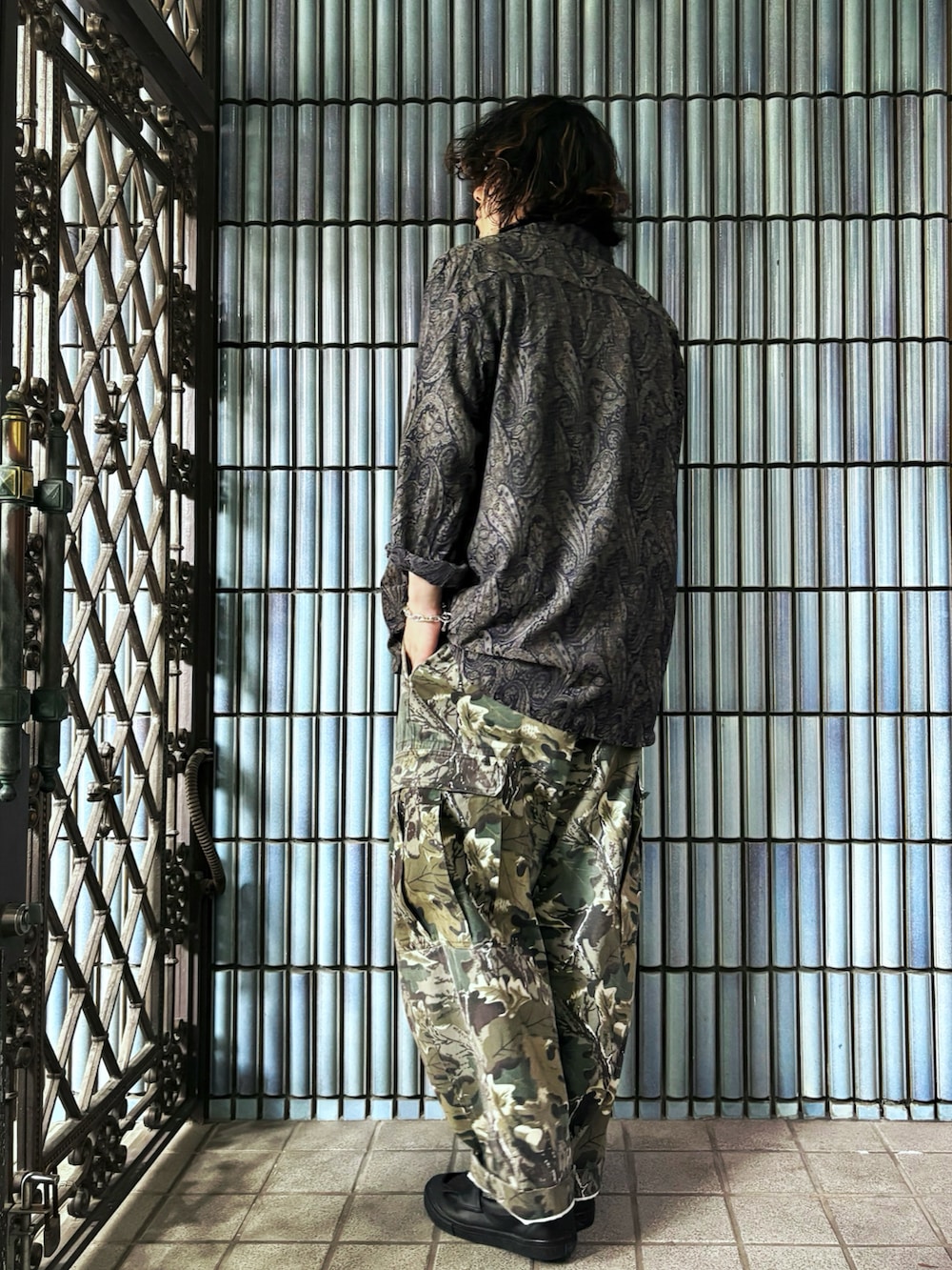 ホワイト系のタンクトップ、グリーン系のカーゴパンツ、グレー系のシャツ/ブラウスを着用したメンズの夏コーディネートの4枚目の写真