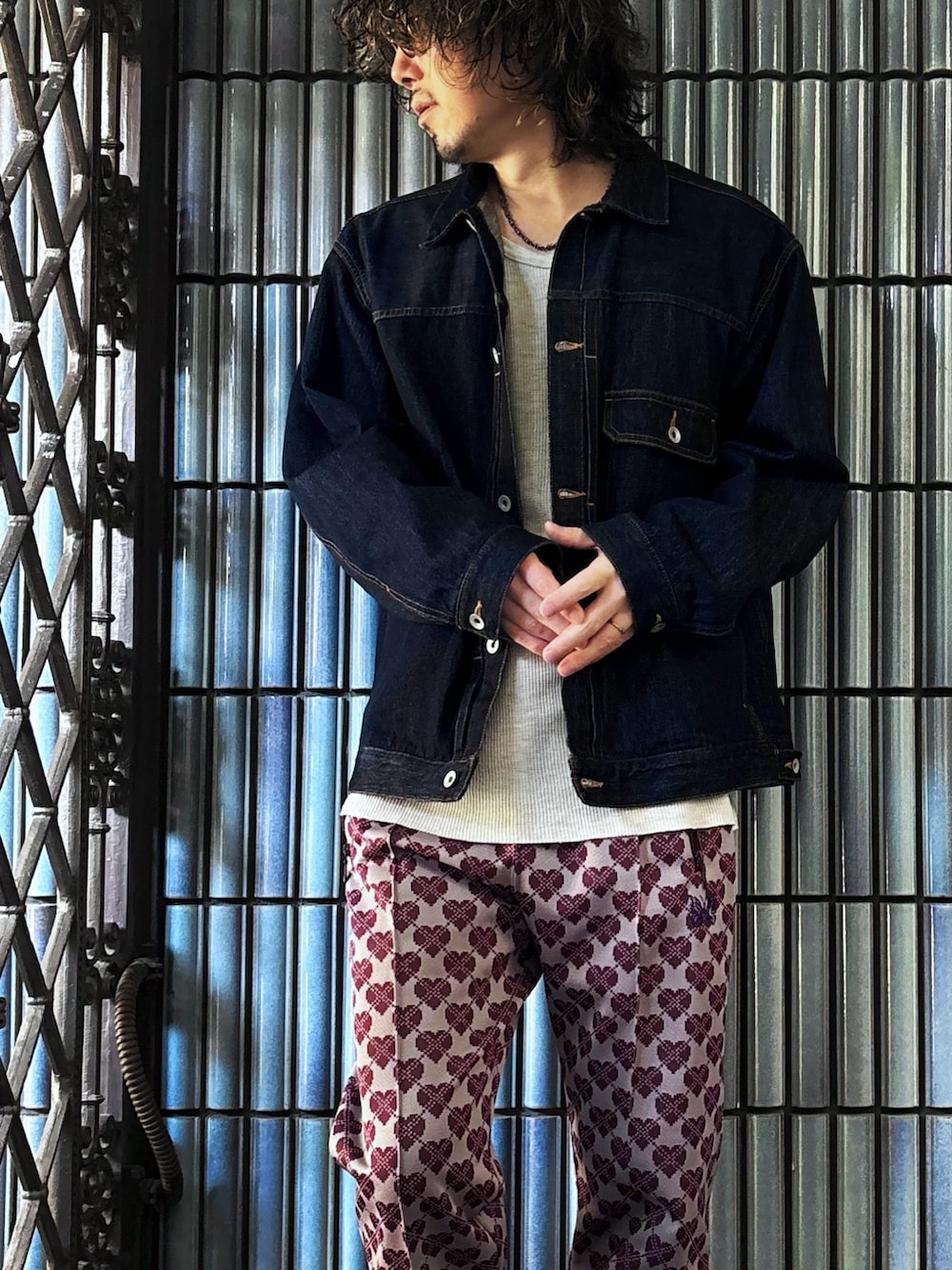 ブルー系のデニムジャケット、グレー系のスニーカー、ピンク系のその他パンツを着用したメンズの冬コーディネートの2枚目の写真