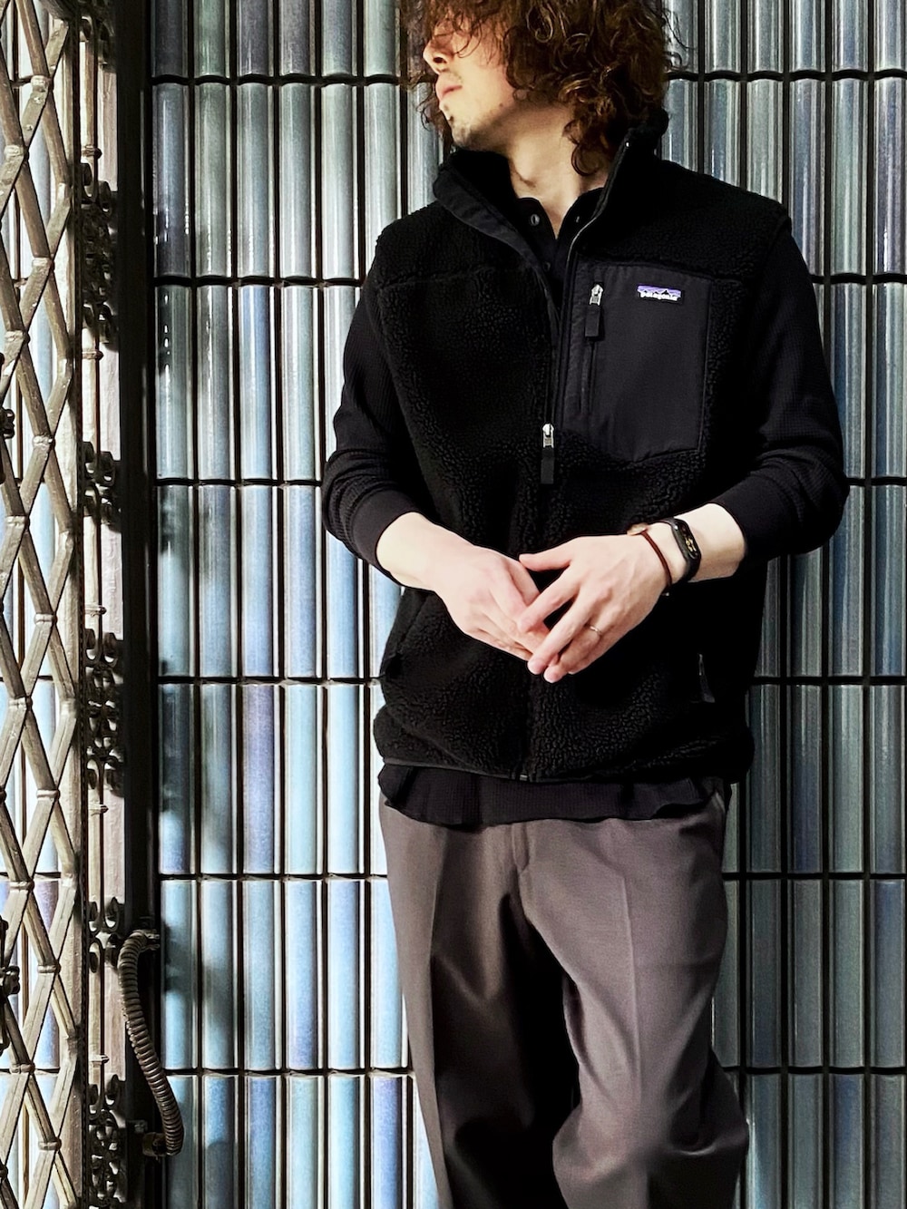 「パタゴニア、パタゴニアレトロX、レトロX、レトロxベスト、UNIQLO U、UNIQLOU、ユニクロユー、ユニクロU、フリースベスト、ベスト、ベストコーデ、ワイドスラックス、モノトーン、モノトーンコーデ、アウトドアスタイル」｜「patagoniaのレトロXベスト（その他アウター、ブラック系）」を使った、KEITA(ΦωΦ)さん（メンズ・182cm）の春コーディネートの2枚目の写真