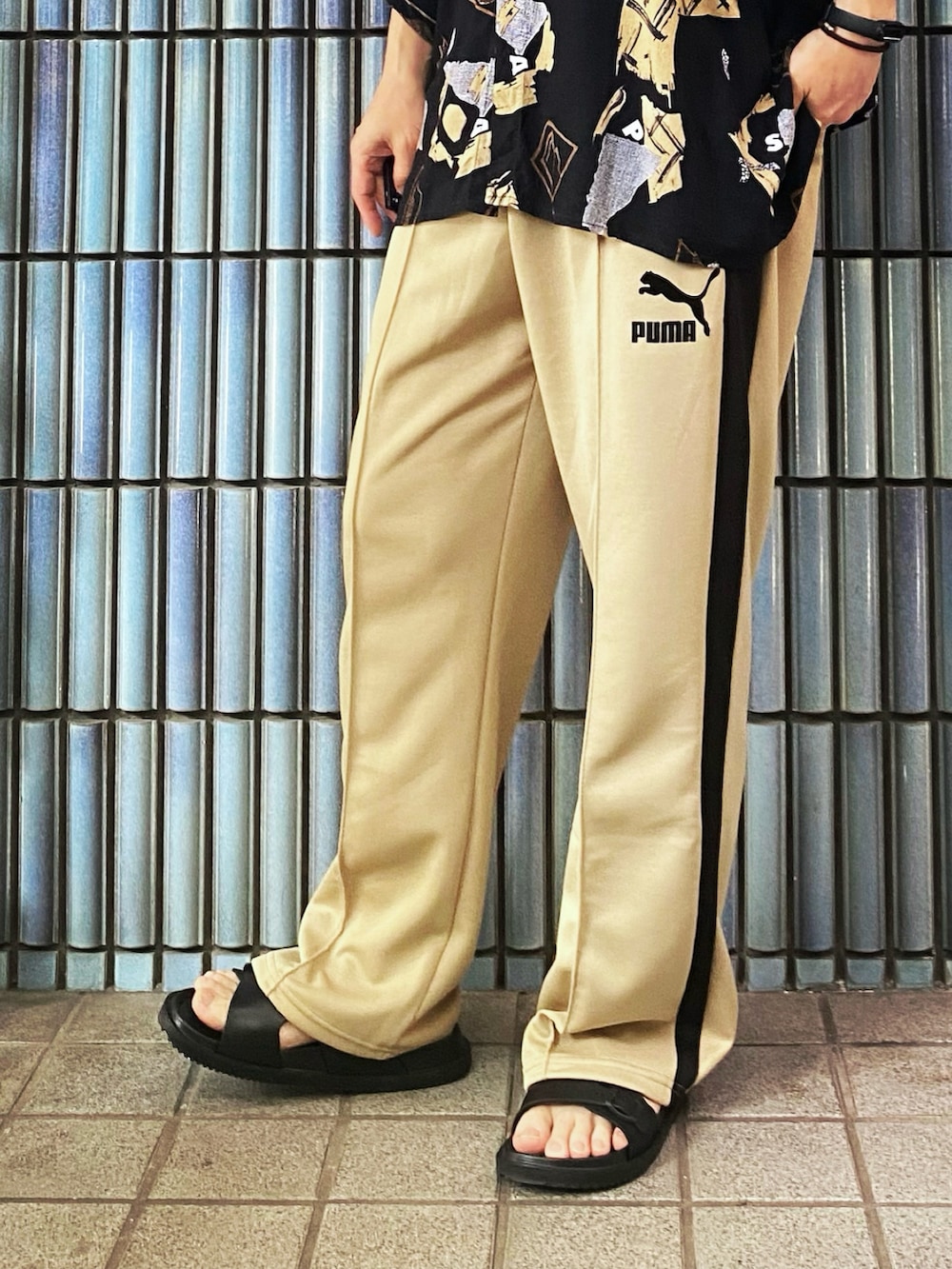 「古着MIX、夏コーデ、テーマパークコーデ、さらっと晴れやかスナップ、古着コーデ、古着、PUMA、プーマ、sublime、トラックパンツ、チンピラ、柄シャツ、ガラシャツ、アロハシャツ、アロハシャツコーデ」｜「PUMAのPUMA プーマ メンズ T7 トラックパンツ ワイド（その他パンツ、ベージュ系）」を使った、KEITA(ΦωΦ)さん（メンズ・182cm）の夏コーディネートの3枚目の写真