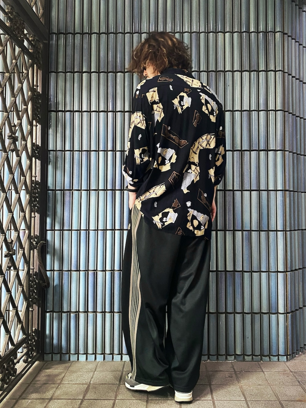「モノトーン、シャツ好き集まれ、柄シャツ、ヒザデルパンツ、ヒザデルトラック、トラックパンツ、ニードルス、ニードルストラックパンツ、ニードルズ、NEEDLES、needles トラックパンツ、ヨーロッパ古着、古着MIX、古着、古着コーデ」｜「Camargueのアイテム（シャツ/ブラウス、ブラック系）」を使った、KEITA(ΦωΦ)さん（メンズ・182cm）の夏コーディネートの4枚目の写真