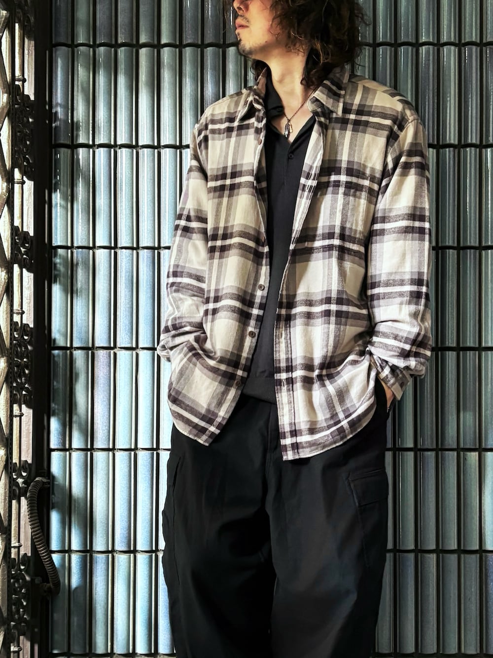 「チェックシャツ、柄シャツ、ネルシャツ、ネルシャツチェック、カーゴパンツ、カーゴパンツコーデ、JW Anderson x UNIQLO、UNIQLO JW ANDERSON、ユニクロコーデ、フリークスストア、フリークスストア(FREAK'S STORE)、FREAK’S STORE、長袖ポロシャツ、ミリタリーコーデ、淡色コーデ」|「UNIQLOのフランネルシャツ/チェック(シャツ/ブラウス、グレー系)」を使った、KEITA(ΦωΦ)さん(メンズ・182cm)の冬コーディネートの2枚目の写真