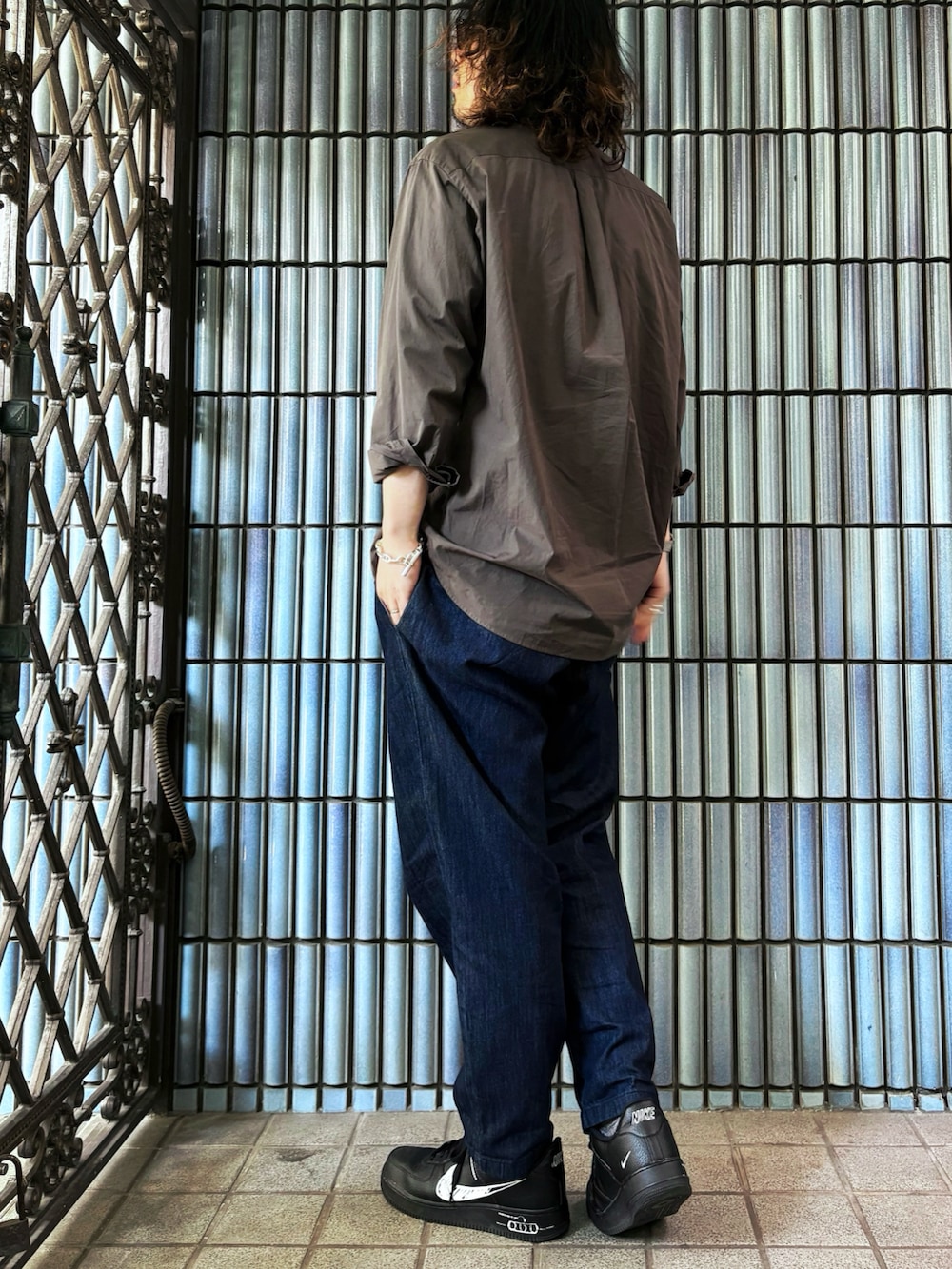「最近のいい感じコーデ、大人カジュアル、古着MIX、+J、GU、GUコーデ、シェフパンツ、デニムパンツ、デニムスラックス、UNIQLO、UNIQLO+J、ユニクロ、ユニクロコーデ、プチプラ、プチプラコーデ」｜「UNIQLOのスーピマコットンレギュラーフィットシャツ(長袖)（シャツ/ブラウス、グリーン系）」を使った、KEITA(ΦωΦ)さん（メンズ・182cm）の春コーディネートの4枚目の写真