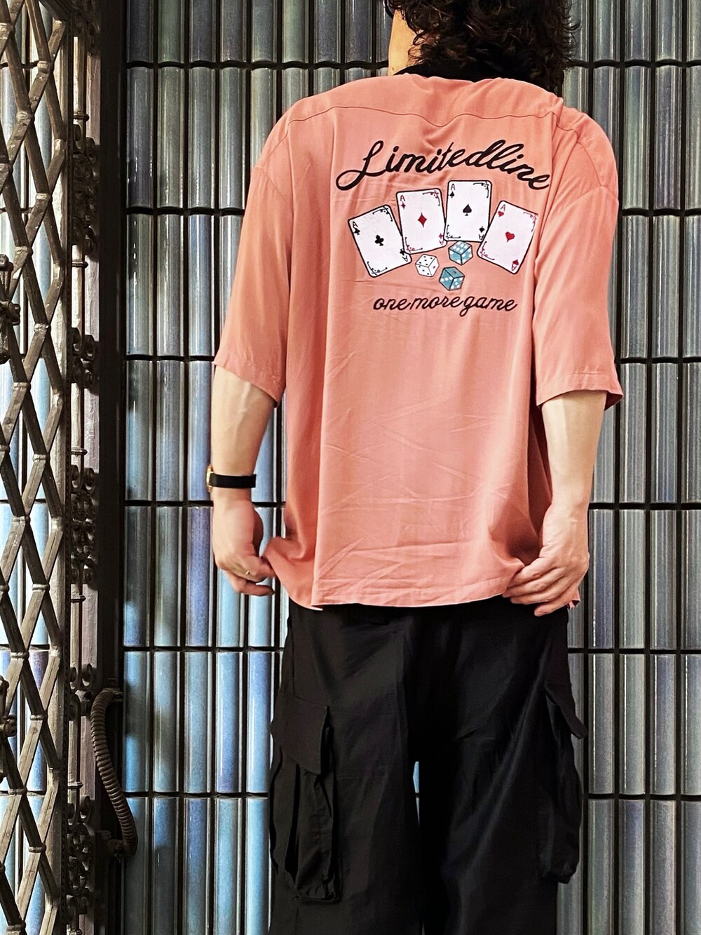 「ピンク、ピンクシャツ、ボウリングシャツ、NEEDLES、ニードルズ、ニードルス、カーゴパンツ、カーゴパンツコーデ、ヒザデルパンツ、oofos、ウーフォス、Nordgreen、ノードグリーン、ベトシャツ、ルード」｜「Limited Line Naive Magicのルーズサイズ レーヨン バック刺繍 オープンカラー 半袖シャツ（シャツ/ブラウス、ピンク系）」を使った、KEITA(ΦωΦ)さん（メンズ・182cm）の夏コーディネートの2枚目の写真