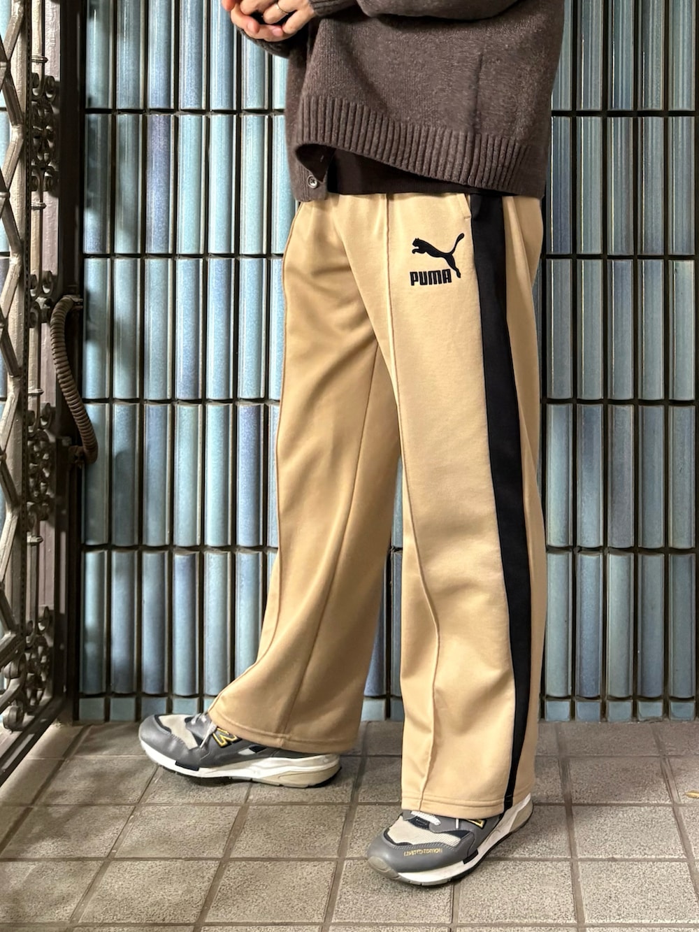 「春コーデ、古着MIX、ニットジャケット、UNIQLO U、ユニクロユー、ユニクロU、PUMA、トラックパンツ、スポーツミックス、ポロニット、ニットポロ、ラインパンツ、大人コーデ、ブラウンコーデ、プーマ」|「UNIQLOのラムニットジャケット(ニット/セーター、ブラウン系)」を使った、KEITA(ΦωΦ)さん(メンズ・182cm)の春コーディネートの3枚目の写真