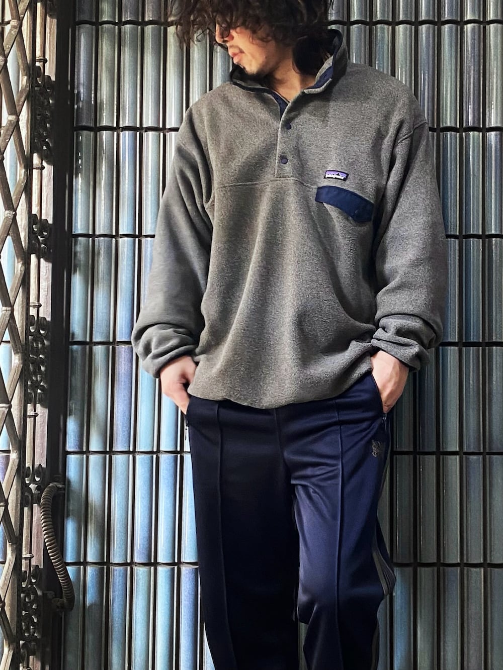 「パタゴニア、patagonia、patagoniaのフリース、シンチラスナップT、ニードルズ、ニードルス、NEEDLES、needles トラックパンツ、トラックパンツ、ラインパンツ、ジャージ、ジャージーパンツ、スウェットパンツ、アウトドアスタイル、アウトドアコーデ」|「patagoniaのメンズ ライトウェイト シンチラ スナップT プルオーバー(ニット/セーター、グレー系)」を使った、KEITA(ΦωΦ)さん(メンズ・182cm)の冬コーディネートの2枚目の写真