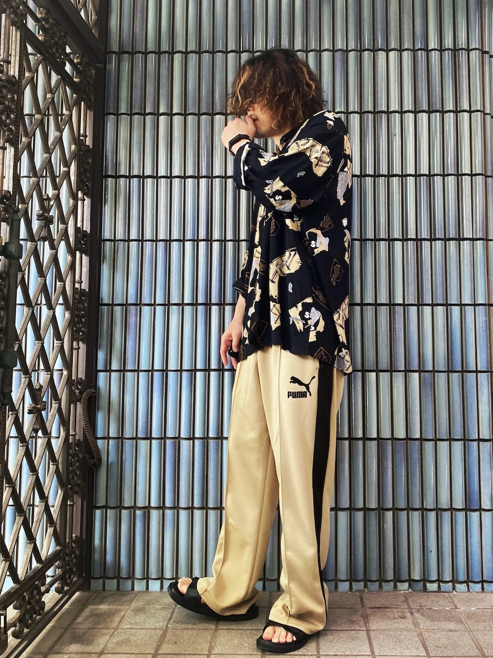 「古着MIX、夏コーデ、テーマパークコーデ、さらっと晴れやかスナップ、古着コーデ、古着、PUMA、プーマ、sublime、トラックパンツ、チンピラ、柄シャツ、ガラシャツ、アロハシャツ、アロハシャツコーデ」｜「PUMAのPUMA プーマ メンズ T7 トラックパンツ ワイド（その他パンツ、ベージュ系）」を使った、KEITA(ΦωΦ)さん（メンズ・182cm）の夏コーディネートの4枚目の写真