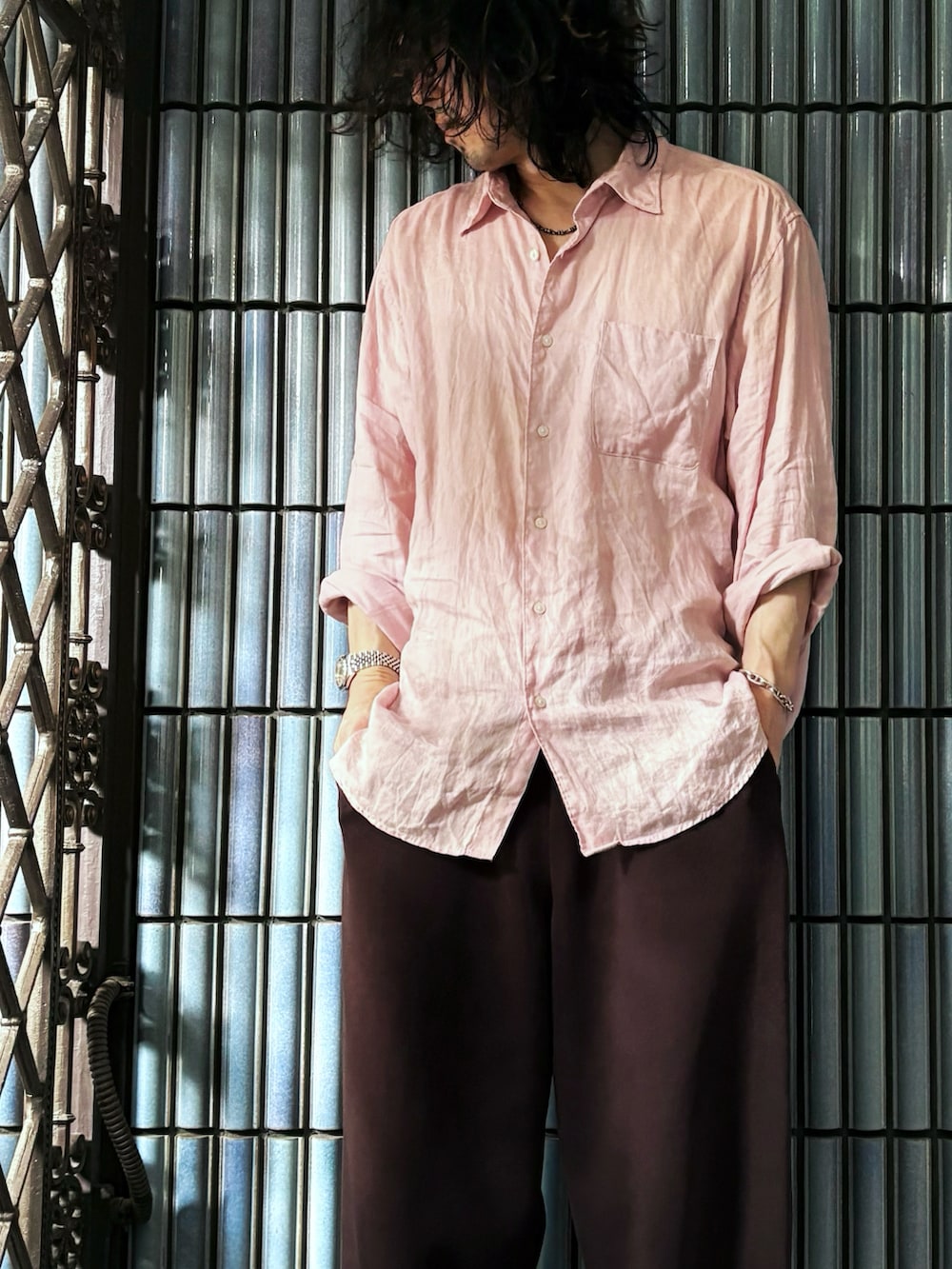 ブラウン系のサンダル、ピンク系のシャツ/ブラウス、ブラウン系のスウェットパンツを着用したメンズの秋コーディネートの2枚目の写真