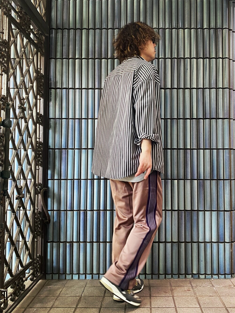 「ストライプシャツ、トラックパンツ、ラインパンツ、NULLTOKYO、NEEDLES、needles トラックパンツ、ニードルス、ニードルストラックパンツ、ニードルズ、スポーツミックス、柄シャツ、MONO-MART、モノマート、シャツスタイル、シャツコーデ」｜「NULLの【NULL】ストライプ＆無地 長袖シャツ（シャツ/ブラウス、ブラック系）」を使った、KEITA(ΦωΦ)さん（メンズ・182cm）の春コーディネートの4枚目の写真