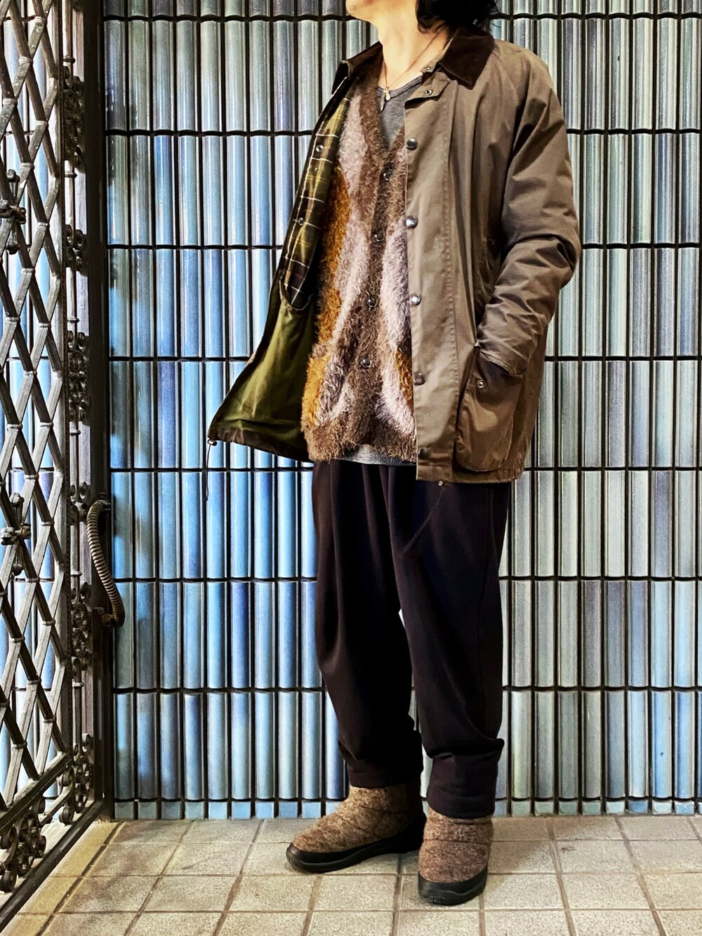 「バブアー、barbour、NUMBER (N)INE、ナンバーナイン(NUMBER (N)INE)、ナンバーナイン、アーガイル柄、アーガイルニット、アーガイルカーディガン、スウェットギャザーパンツ、ビューフォート、ビデイル、ハンティングジャケット、クラシカル、英国トラッド、柄ニット」｜「Barbourのアイテム（ステンカラーコート、ブラウン系）」を使った、KEITA(ΦωΦ)さん（メンズ・182cm）の冬コーディネートの4枚目の写真