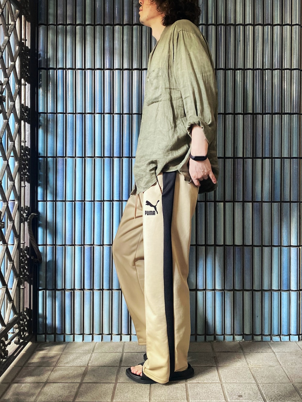 「アウトドアスタイル、秋っぽコーデ更新中、カーキ、PUMA、トラックパンツ、トラックパンツコーデ、リネンシャツ、秋服、大人コーデ、シャツスタイル、ユニクロ、ユニクロコーデ、オーバーサイズシャツ、sublime、ラインパンツ」｜「UNIQLOのプレミアムリネンスタンドカラーシャツ(長袖)（シャツ/ブラウス、グリーン系）」を使った、KEITA(ΦωΦ)さん（メンズ・182cm）の秋コーディネートの4枚目の写真