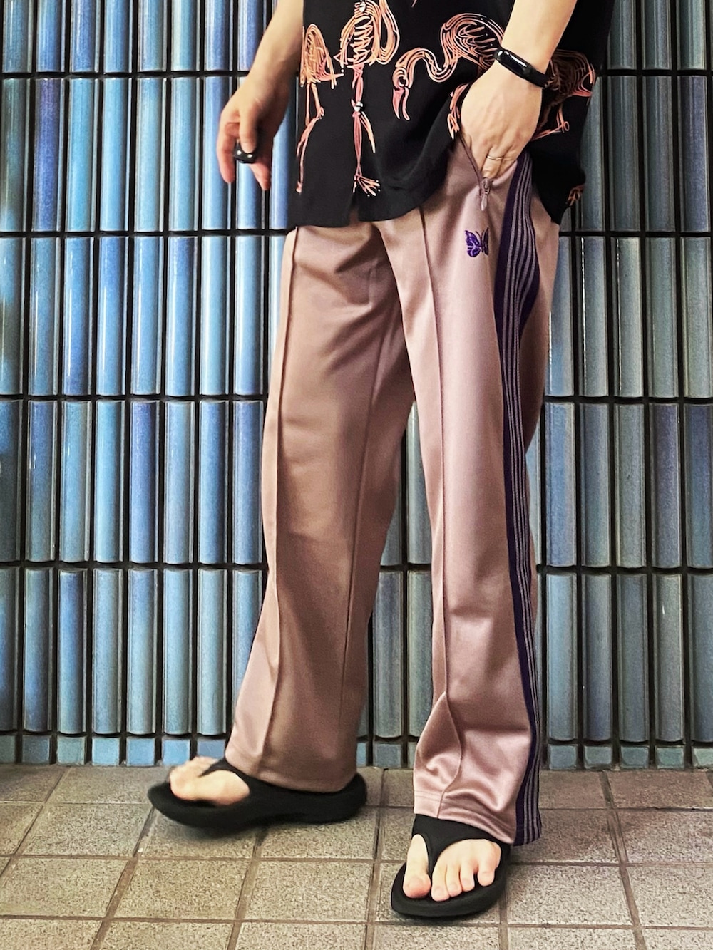 「秋コーデ、フラミンゴ、アロハシャツ、アロハシャツコーデ、アロハブロッサム、alohablossom、NEEDLES、needles トラックパンツ、ニードルス、ニードルストラックパンツ、ニードルズ、ウーフォス、oofos、ピンクコーデ、シンプルコーデ」｜「aloha blossomのアイテム（シャツ/ブラウス、ブラック系）」を使った、KEITA(ΦωΦ)さん（メンズ・182cm）の秋コーディネートの3枚目の写真