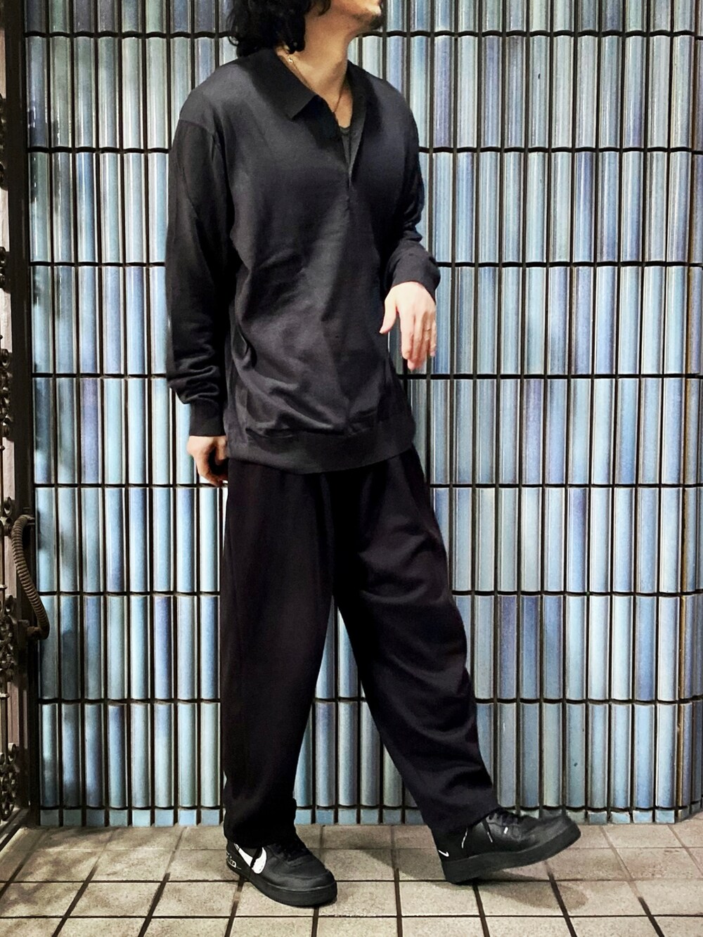 「UNIQLO、上下UNIQLO、エクストラファインメリノ、ニットポロ、スウェットパンツ、スウェットギャザーパンツ、エアフォースワン、エアフォース1、モノトーンコーデ、オーバーサイズポロシャツ、ポロシャツ、ユニクロコーデ、ユニクロユー、ユニクロU、UNIQLO U」｜「UNIQLOのエクストラファインメリノニットポロシャツ(長袖)（ポロシャツ、グレー系）」を使った、KEITA(ΦωΦ)さん（メンズ・182cm）の冬コーディネートの4枚目の写真