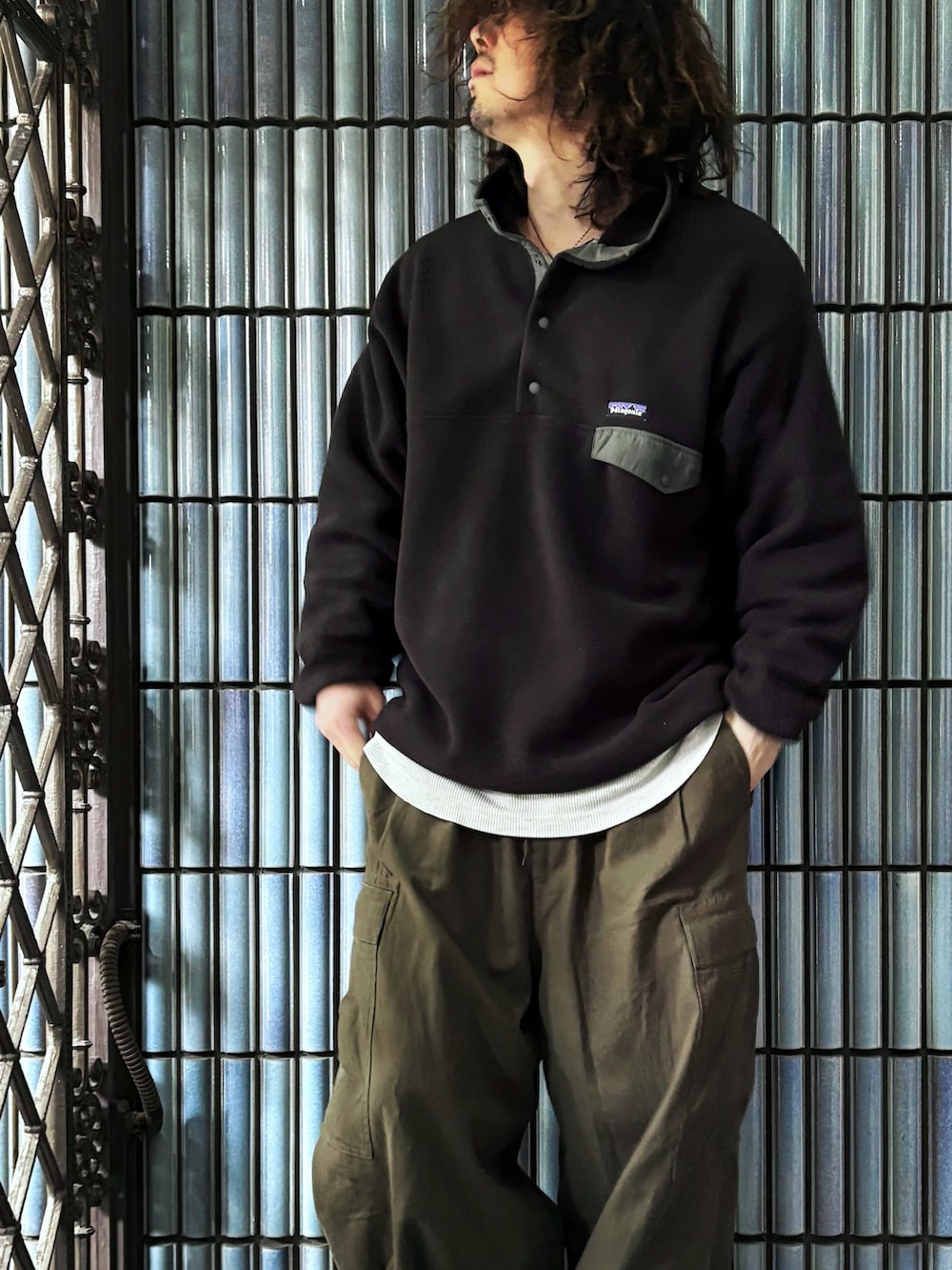 「今日のコーデ、プチプラ、patagonia、patagoniaのフリース、パタゴニア、パタゴニアのフリース、パタゴニアコーデ、シンチラスナップT、カーゴパンツ、カーゴパンツコーデ、アウトドアスタイル、アウトドア、ミリタリー、ミリタリーコーデ、ミリタリーパンツ」|「patagoniaのSynch Snap-T pullover(トップス、ブラック系)」を使った、KEITA(ΦωΦ)さん(メンズ・182cm)の春コーディネートの2枚目の写真