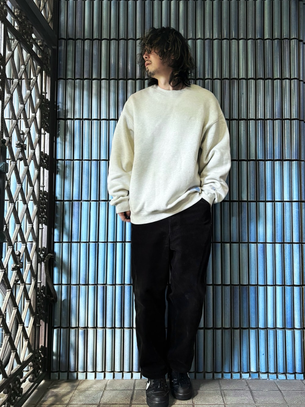 ベージュ系のスウェット、ブラック系のスニーカー、ブラウン系のその他パンツを着用したメンズの冬コーディネートの4枚目の写真