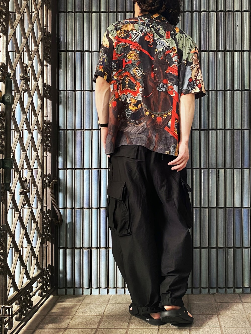 「CHANGE WELL、アロハシャツ、アロハシャツコーデ、アロハ柄、NEEDLES、ニードルズ、ニードルス、カーゴパンツ、カーゴパンツコーデ、oofos、ウーフォス、ヒザデルパンツ、和柄、和柄シャツ、スノーパンツ」|「CHANGE WELLのアイテム(シャツ/ブラウス、その他)」を使った、KEITA(ΦωΦ)さん(メンズ・182cm)の秋コーディネートの4枚目の写真