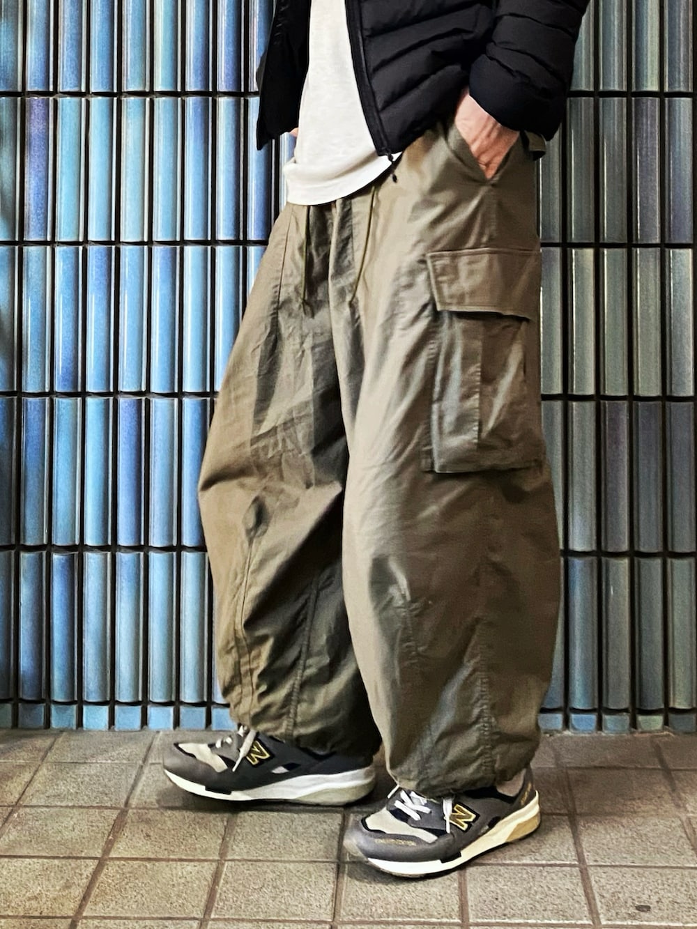 「冬を彩る色いろコーデ、サンダージャケット、ノースフェイス、THE NORTH FACE、NEEDLES、ニードルス、ニードルズ、ヒザデルパンツ、カーゴパンツ、カーゴパンツコーデ、インナーダウン、カーキ、カーキパンツ、モノマート、MONO-MART」|「THE NORTH FACEのThunder Jacket(ダウンジャケット/コート、ブラック系)」を使った、KEITA(ΦωΦ)さん(メンズ・182cm)の冬コーディネートの3枚目の写真