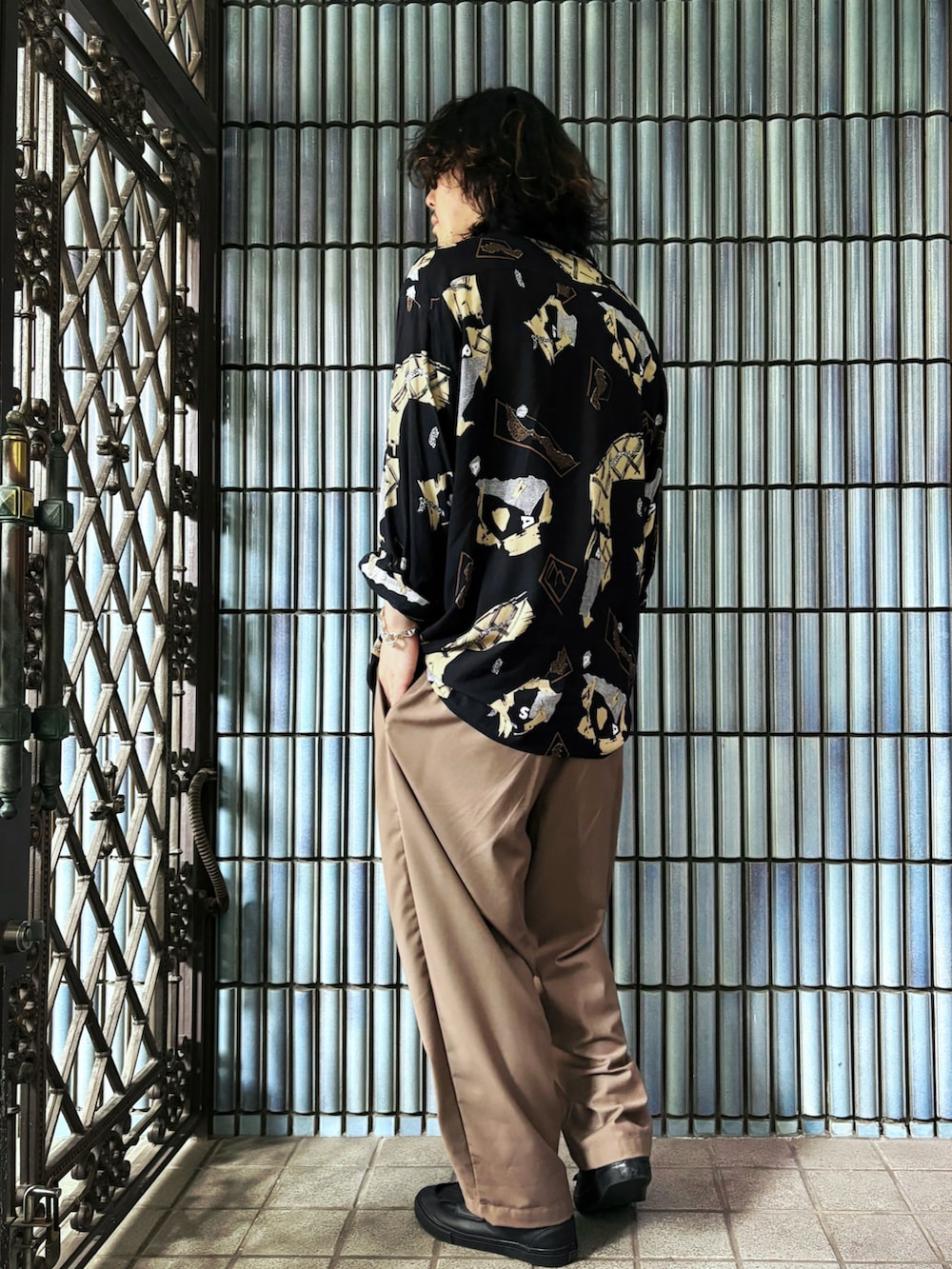 ベージュ系のその他パンツ、ブラック系のシャツ/ブラウス、ブラック系のローファーを着用したメンズの夏コーディネートの4枚目の写真