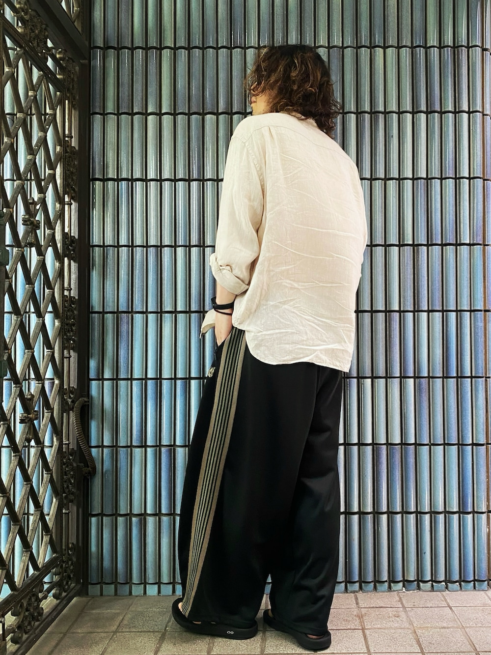 「シャツスタイル、淡色コーデ、秋服準備はじめました、リネンシャツ、白シャツ、ヒザデルパンツ、ヒザデルトラック、NEEDLES、needles トラックパンツ、ニードルス、ニードルストラックパンツ、ニードルズ、トラックパンツ、トラックパンツコーデ、スポーツミックス」｜「UNIQLOのプレミアムリネンスタンドカラーシャツ(長袖)（シャツ/ブラウス、ベージュ系）」を使った、KEITA(ΦωΦ)さん（メンズ・182cm）の夏コーディネートの4枚目の写真
