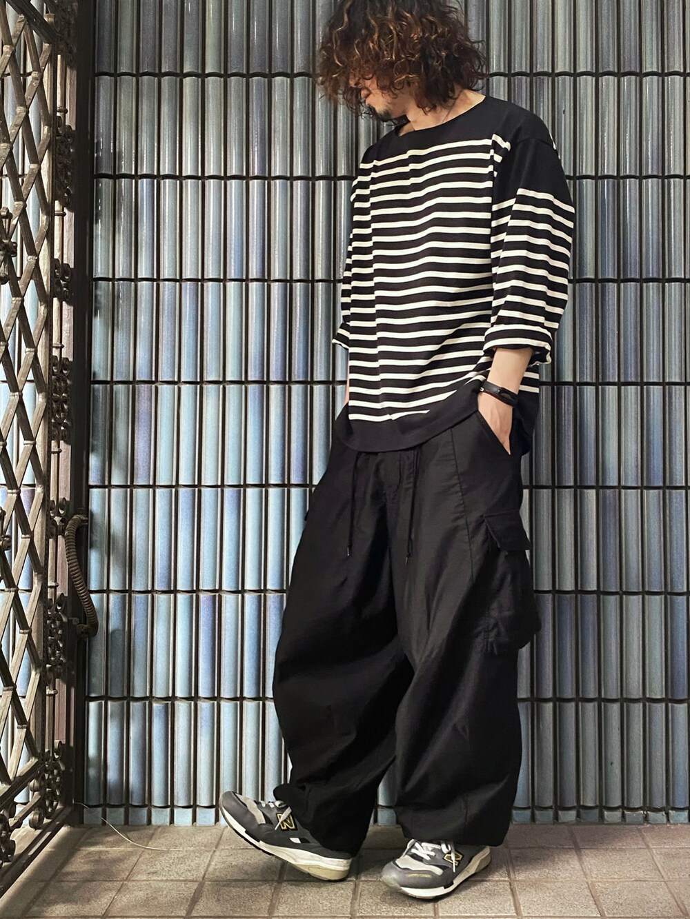 「このスタイルがお気に入り、バスクシャツ、ボーダー、ボーダートップス、ボーダーTシャツ、ジョンブル、ジョンブル　プライベート　ラボ(Johnbull Private labo)、ジョンブルプライベートラボ、ニードルス、ニードルズ、NEEDLES、ヒザデルパンツ、カーゴパンツ、カーゴパンツコーデ、ネペンテス」｜「Johnbullの【新色追加/再入荷】バスクボーダーTシャツ（Tシャツ/カットソー、ブラック系）」を使った、KEITA(ΦωΦ)さん（メンズ・182cm）の夏コーディネートの4枚目の写真