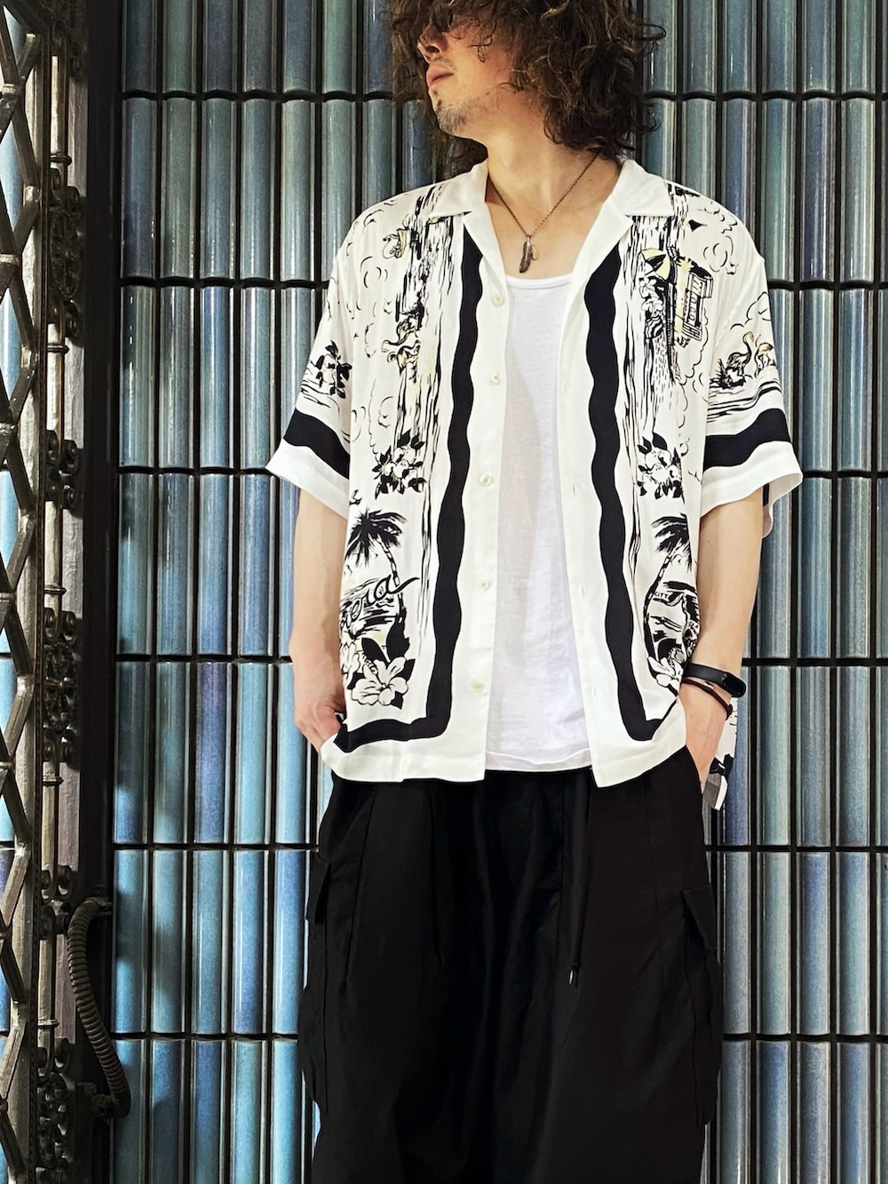 「休日スタイル、きれいめカジュアル、夏コーデ、アロハシャツ、アロハシャツコーデ、リゾートスタイル、NEEDLES、ヒザデルパンツ、カーゴパンツ、カーゴパンツコーデ、sublime、柄シャツ、ミリタリー、ミリタリーパンツ、ミリタリーコーデ」｜「H&Mのアイテム（シャツ/ブラウス、ホワイト系）」を使った、KEITA(ΦωΦ)さん（メンズ・182cm）の夏コーディネートの2枚目の写真