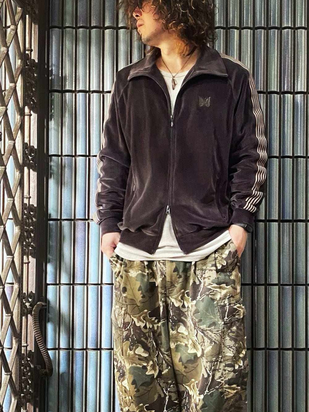 「NEEDLES、needles トラックパンツ、ニードルス、ニードルズ、トラックジャケット、トラックトップ、ベロアジャケット、カーゴパンツ、カーゴパンツコーデ、ツリーカモ、カモフラ、カモフラパンツ、迷彩柄、迷彩パンツ、ヒザデルパンツ」｜「NeedlesのLOFTMAN別注 Track Jacket-C/PE Velour（ジャージ、グレー系）」を使った、KEITA(ΦωΦ)さん（メンズ・182cm）の冬コーディネートの2枚目の写真