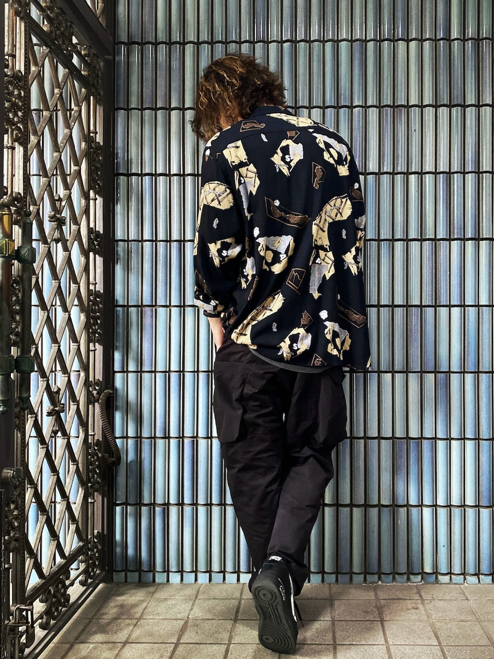 ブラック系のシャツ/ブラウス、グレー系のTシャツ/カットソー、ブラック系のカーゴパンツを着用したメンズの春コーディネートの4枚目の写真