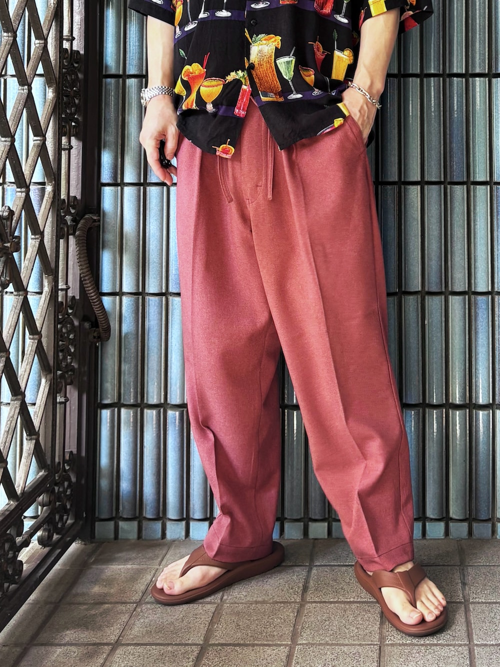 ブラウン系のサンダル、レッド系のデニムパンツ、その他のシャツ/ブラウスを着用したメンズの秋コーディネートの3枚目の写真