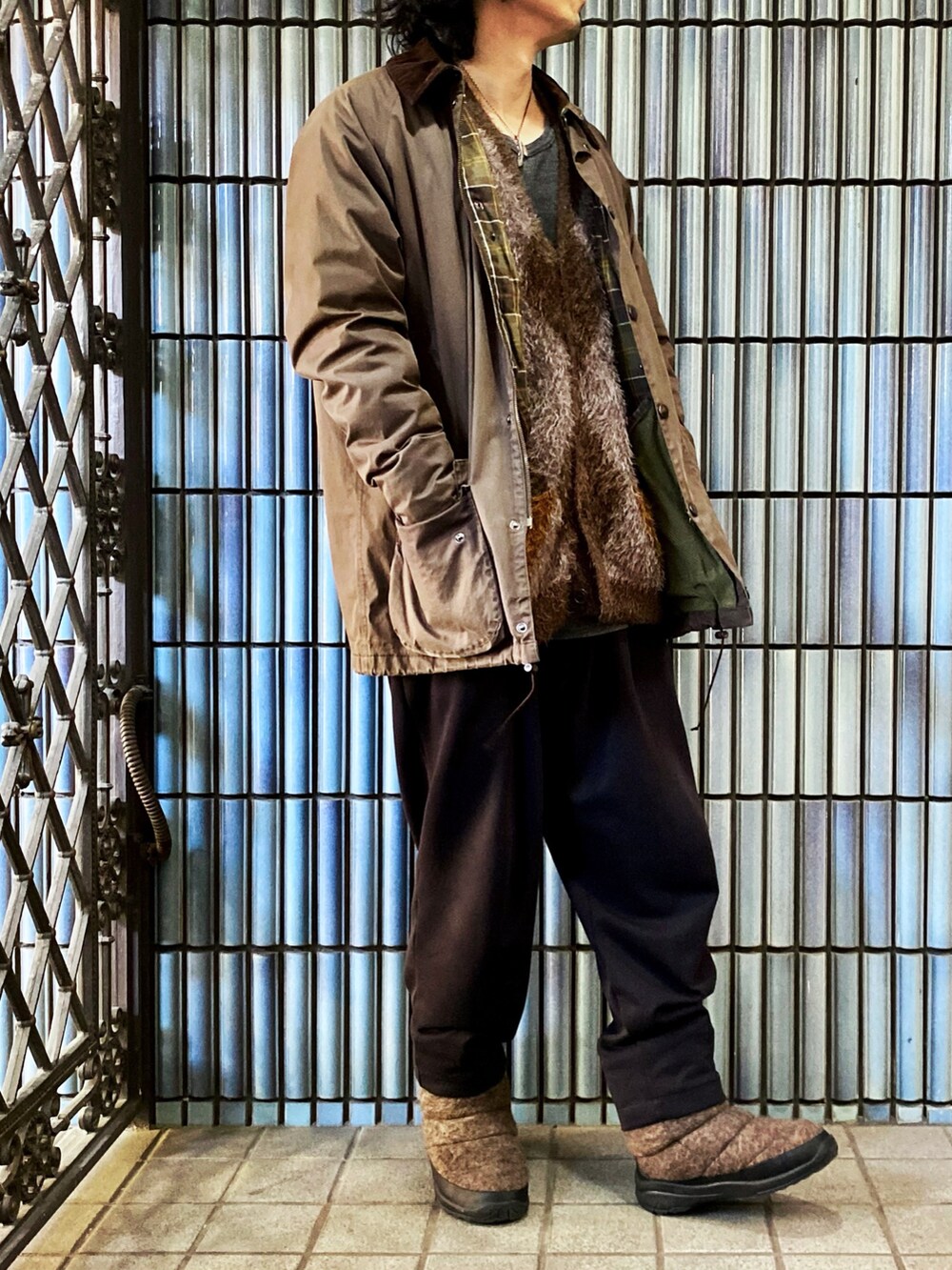 「バブアー、barbour、NUMBER (N)INE、ナンバーナイン(NUMBER (N)INE)、ナンバーナイン、アーガイル柄、アーガイルニット、アーガイルカーディガン、スウェットギャザーパンツ、ビューフォート、ビデイル、ハンティングジャケット、クラシカル、英国トラッド、柄ニット」｜「Barbourのアイテム（ステンカラーコート、ブラウン系）」を使った、KEITA(ΦωΦ)さん（メンズ・182cm）の冬コーディネートの2枚目の写真