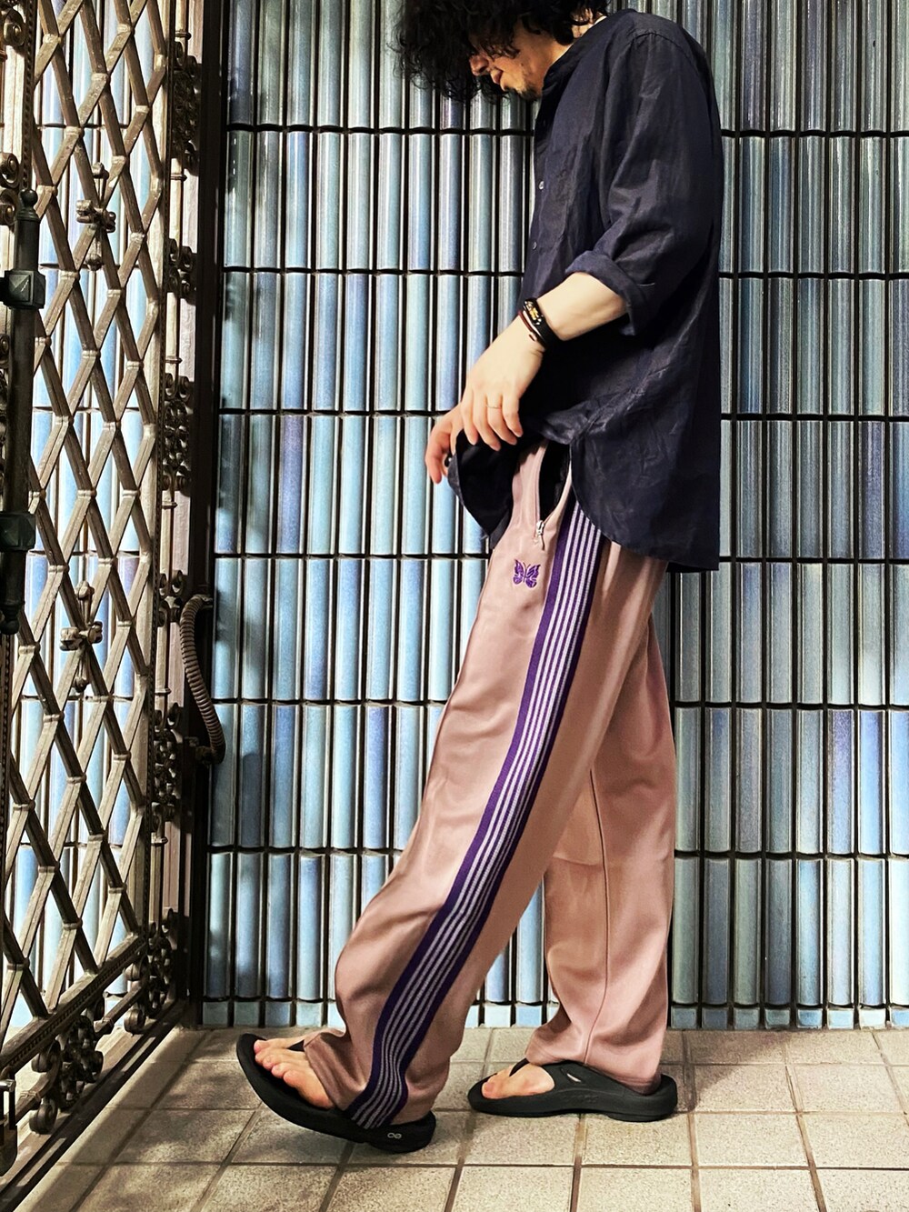 ブルー系のシャツ/ブラウス、ベージュ系のその他パンツ、ブラック系のサンダルを着用したメンズの夏コーディネートの4枚目の写真
