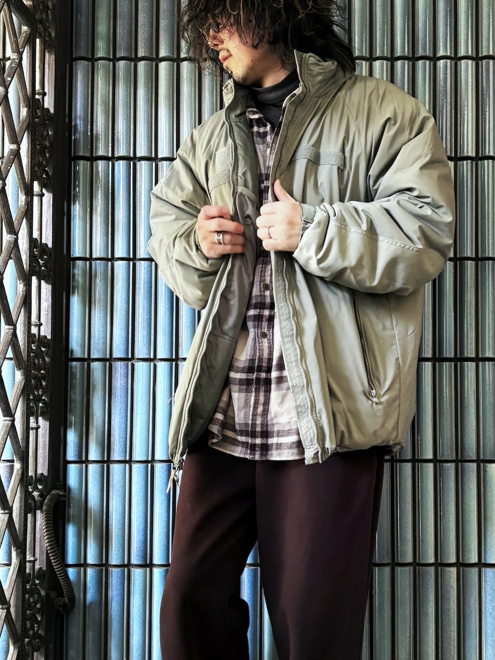 グレー系のスニーカー、グレー系のシャツ/ブラウス、グレー系のミリタリージャケットを着用したメンズの冬コーディネートの2枚目の写真