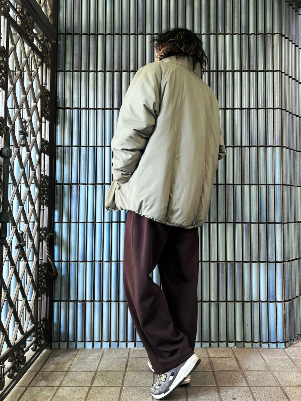 グレー系のスニーカー、グレー系のシャツ/ブラウス、グレー系のミリタリージャケットを着用したメンズの冬コーディネートの4枚目の写真