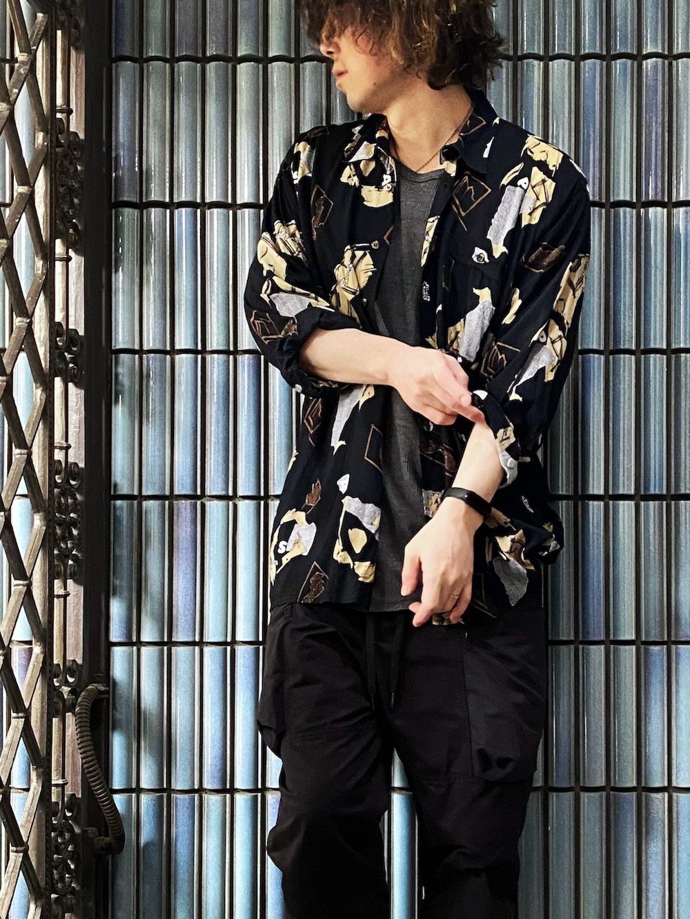 ブラック系のシャツ/ブラウス、グレー系のTシャツ/カットソー、ブラック系のカーゴパンツを着用したメンズの春コーディネートの2枚目の写真