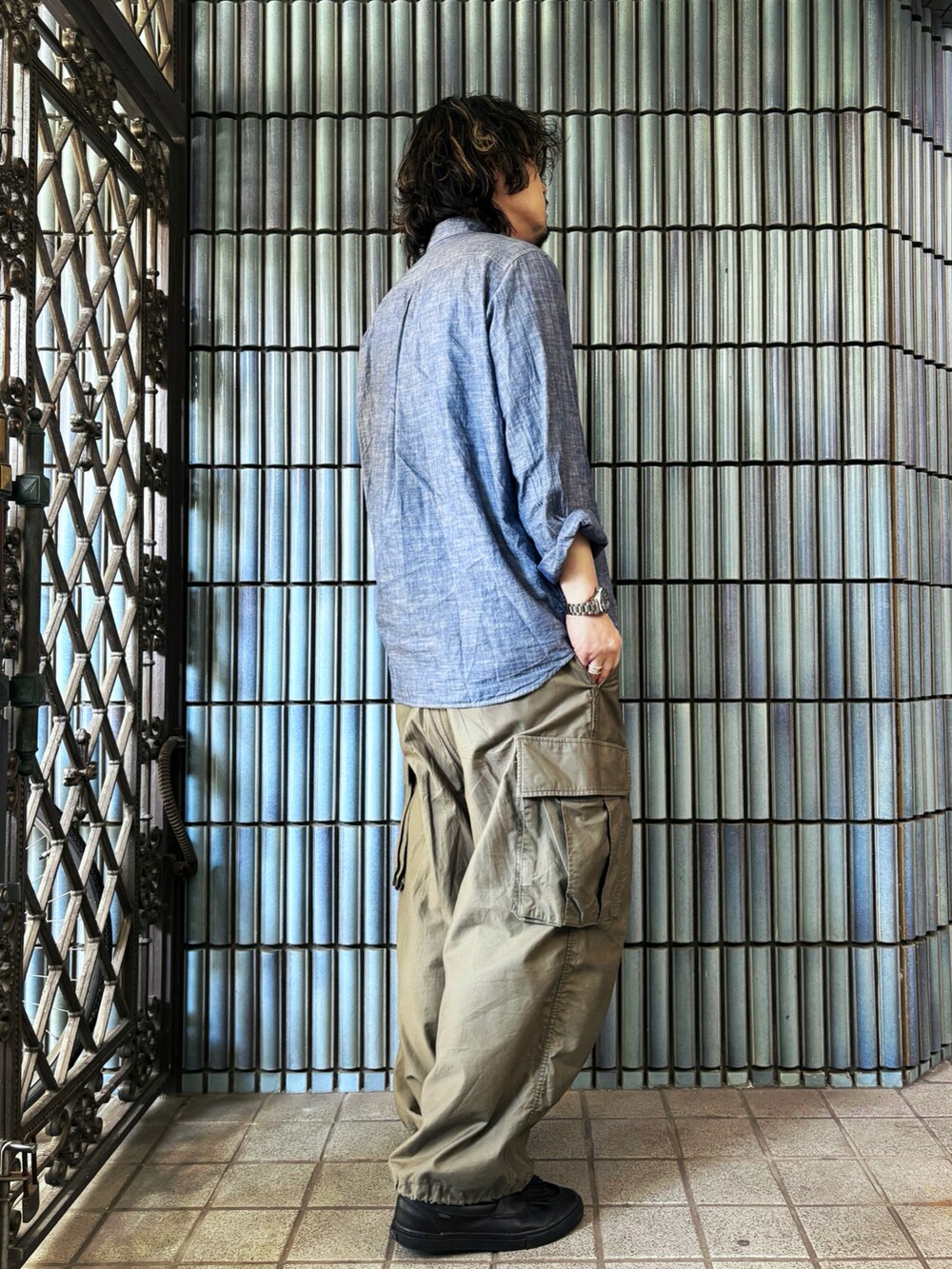 ブルー系のシャツ/ブラウス、グリーン系のカーゴパンツ、ブラック系のローファーを着用したメンズの秋コーディネートの4枚目の写真