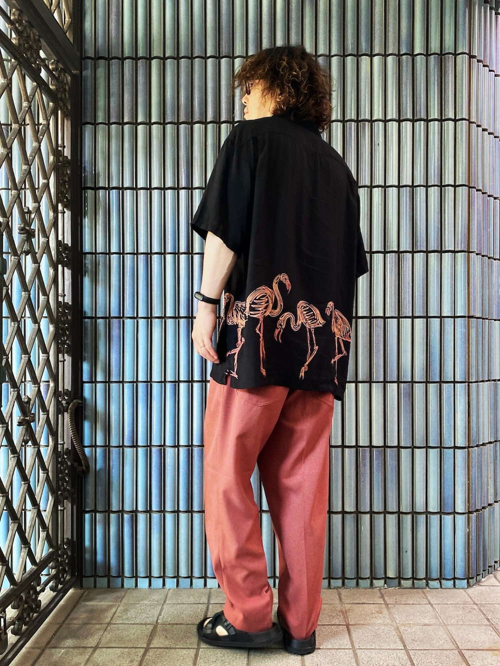 「秋っぽコーデ更新中、めがね、メガネ男子、アロハシャツ、アロハシャツコーデ、アロハブロッサム、alohablossom、フラミンゴ、フラミンゴ柄、LEE、ピンクパンツ、ピンクコーデ、柄シャツ、sublime、リゾートスタイル」|「aloha blossomのアイテム(シャツ/ブラウス、ブラック系)」を使った、KEITA(ΦωΦ)さん(メンズ・182cm)の秋コーディネートの4枚目の写真