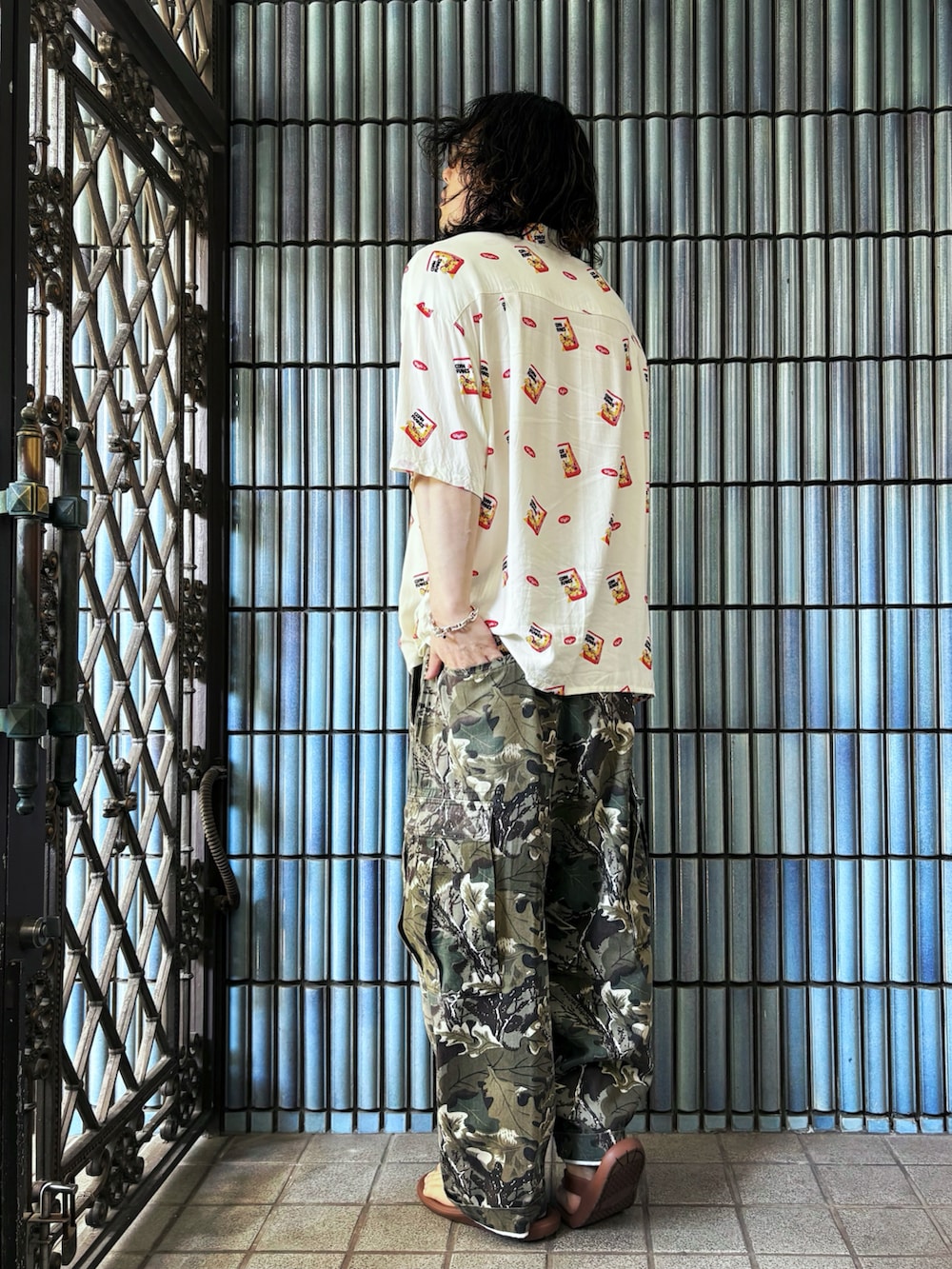 ブラウン系のサンダル、グリーン系のカーゴパンツ、ホワイト系のシャツ/ブラウスを着用したメンズの秋コーディネートの4枚目の写真