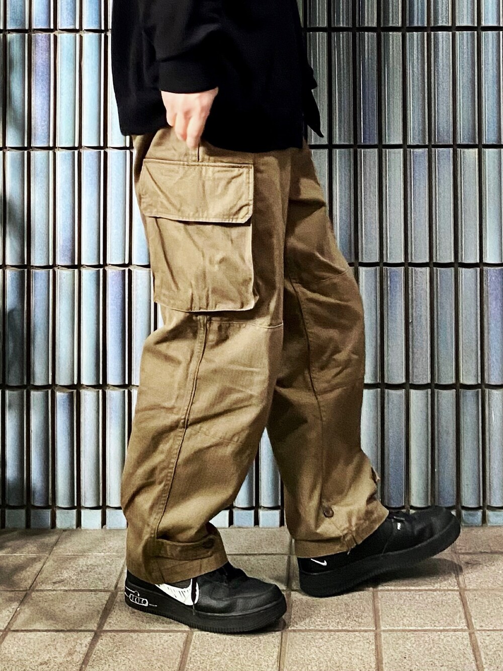 「春服デビュー宣言、WAIPER、WAIPER.inc、エクストラファインメリノ、エクストラファインメリノシャツカーディガン、m47、カーゴパンツ、カーゴパンツコーデ、エアフォースワン、エアフォース1、M51、M65、M-47、グリーン、ブラック×カーキ」｜「UNIQLOのエクストラファインメリノシャツカーディガン(長袖)（カーディガン/ボレロ、ブラック系）」を使った、KEITA(ΦωΦ)さん（メンズ・182cm）の春コーディネートの3枚目の写真