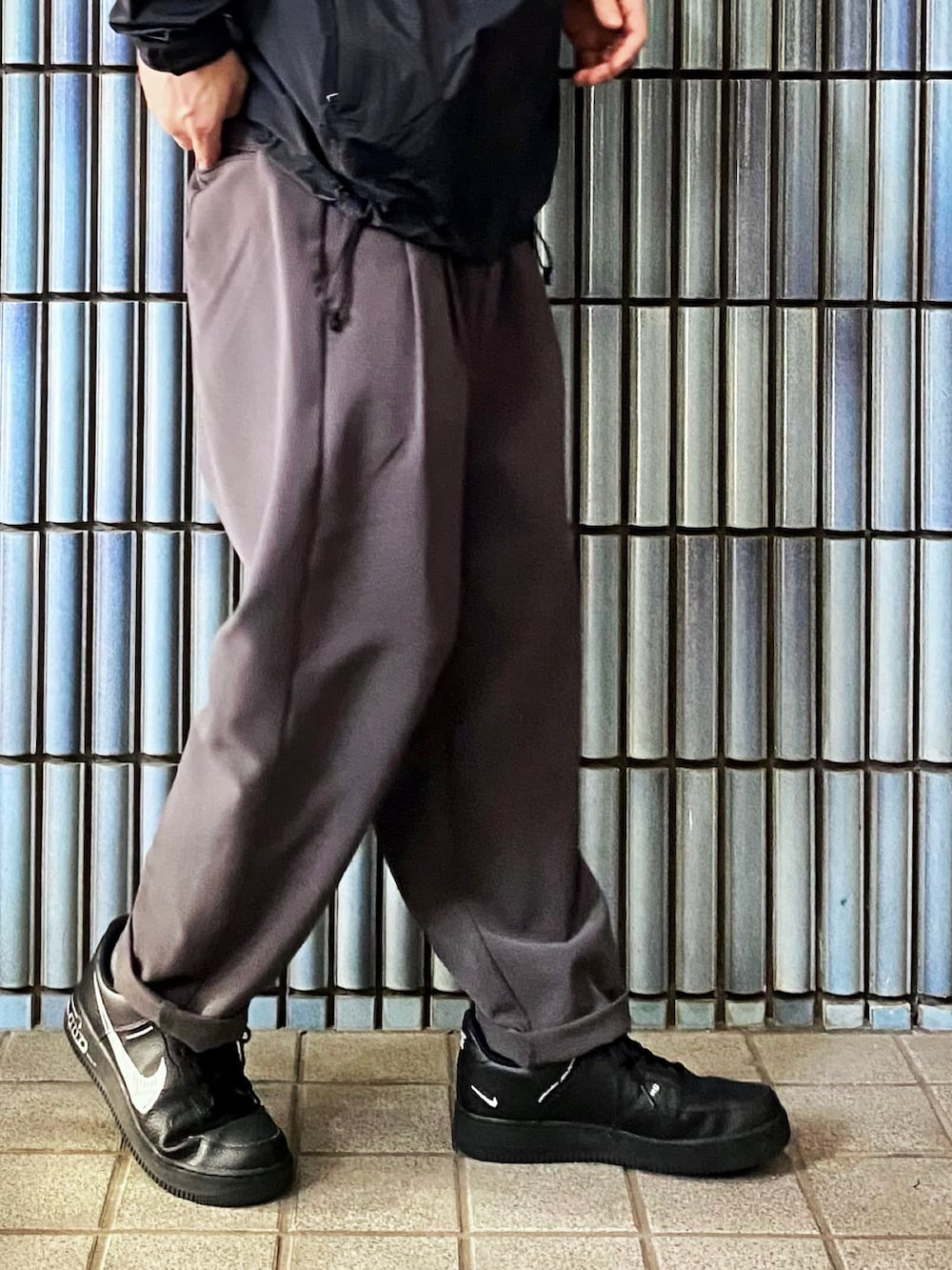 「トレントシェル、パタゴニア、patagonia、WYM、WYM×ATTACHMENT、ATTACHMENT、ワイドスラックス、エアフォースワン、モノトーン、モノトーンコーデ、雨の日コーデ、シェル、オーバーサイズ、アメカジ、アメカジコーデ」｜「patagoniaのMs Torrentshell 3L Jacket（マウンテンパーカー、ブラック系）」を使った、KEITA(ΦωΦ)さん（メンズ・182cm）の冬コーディネートの3枚目の写真
