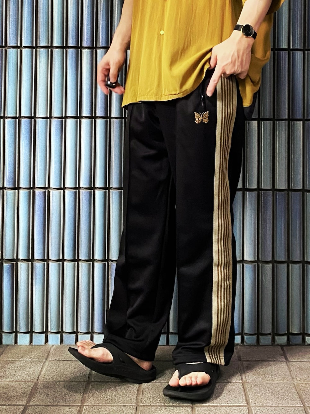「ボーリングシャツ、秋服まるっと大公開、アロハシャツ、オープンカラーシャツ、マスタード、マスタードイエロー、NEEDLES、needles トラックパンツ、ニードルス、ニードルズ、トラックパンツ、ラインパンツ、Nordgreen、ノードグリーン、oofos」|「FREAK'S STOREのFREAK'S STORE/フリークスストア VINTAGE ボーリングシャツ/オープンカラーシャツ(シャツ/ブラウス、イエロー系)」を使った、KEITA(ΦωΦ)さん(メンズ・182cm)の秋コーディネートの3枚目の写真